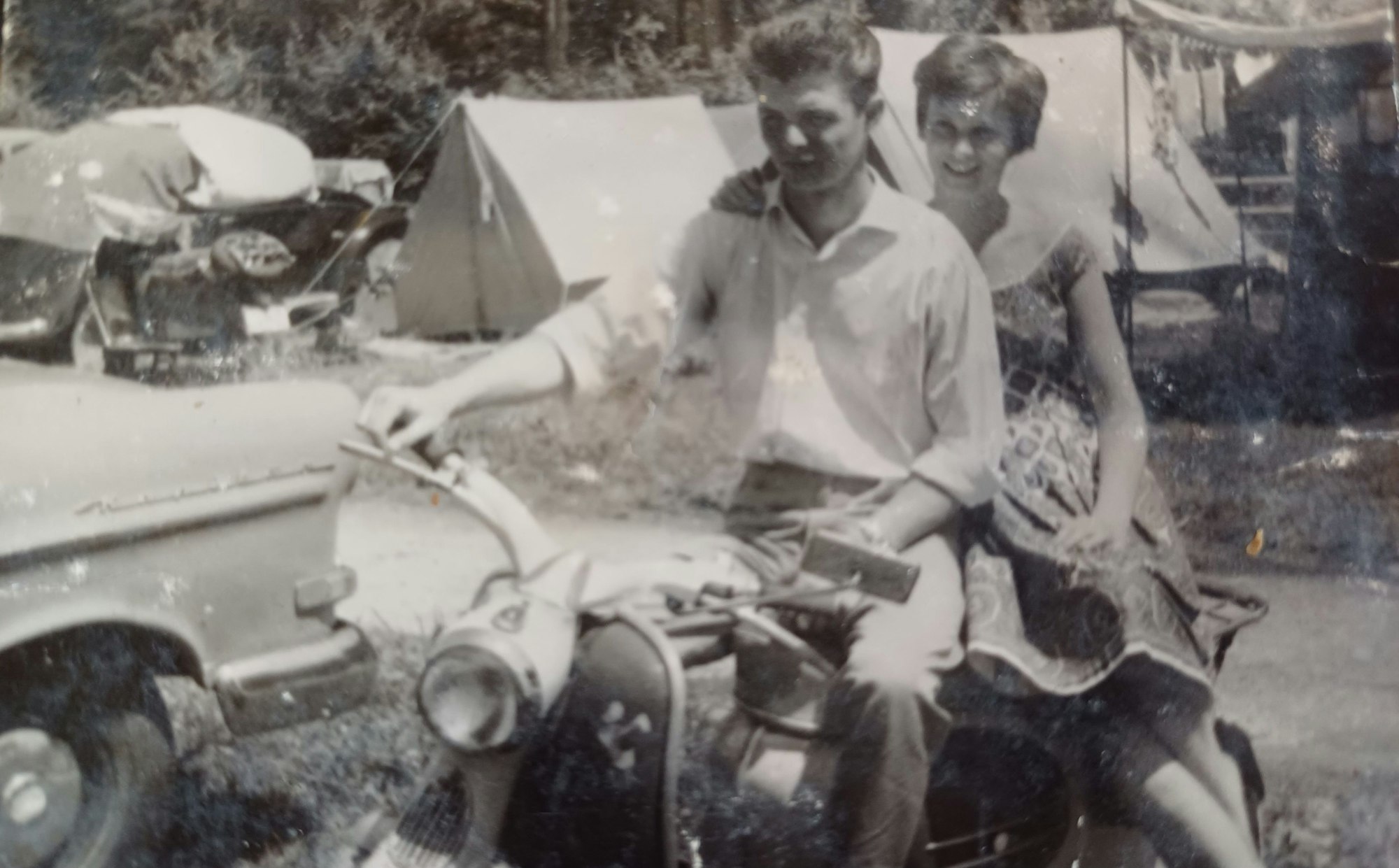Peter und Ursel Hafermann unterwegs auf einem Motorroller