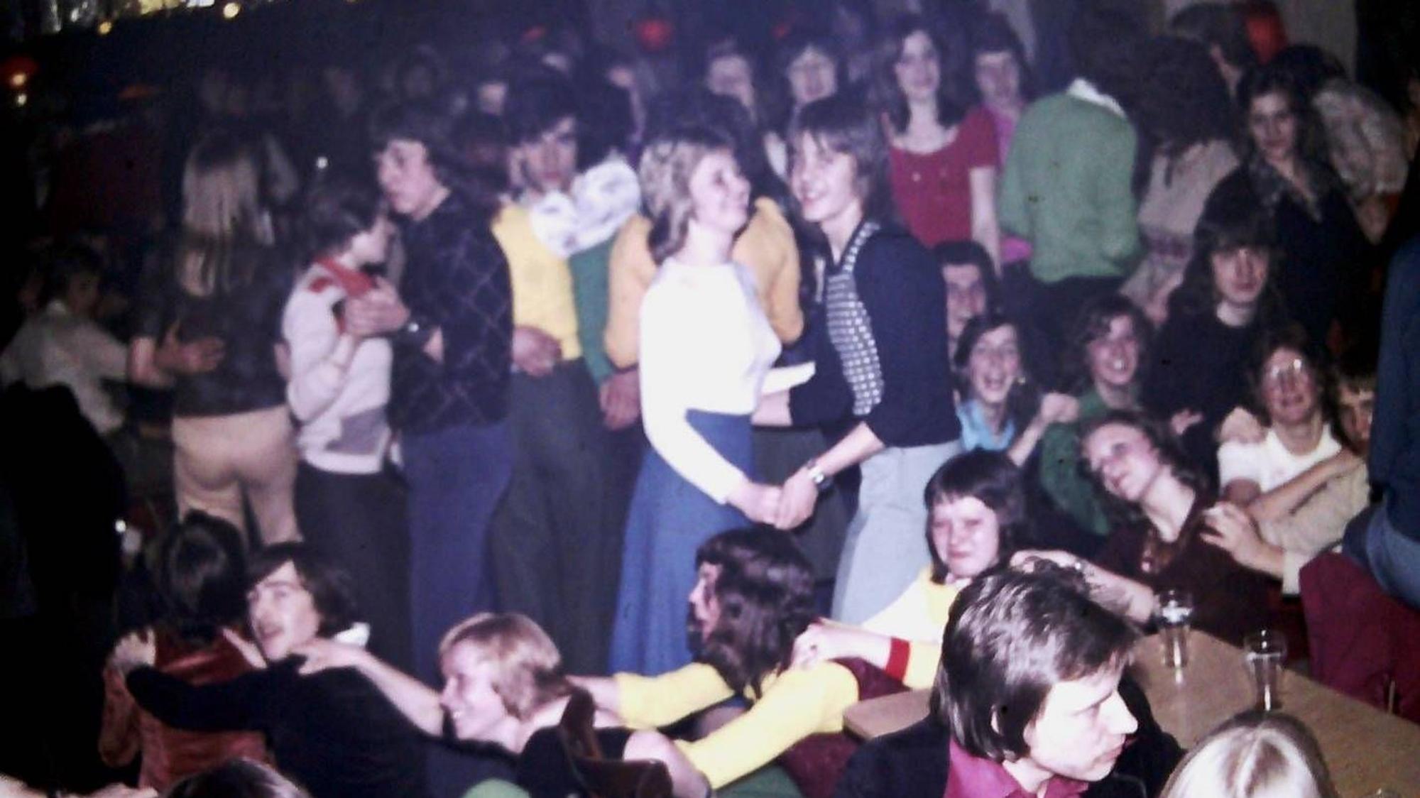 Menschen feiern ausgelassen in der Disco „Haus Herzog“.
