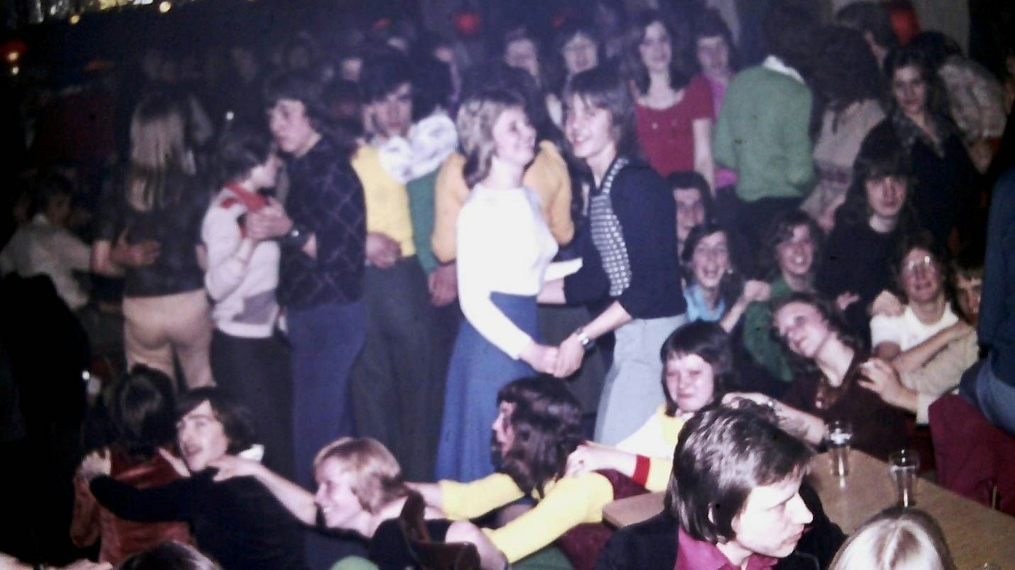 Menschen feiern ausgelassen in der Disco „Haus Herzog“.