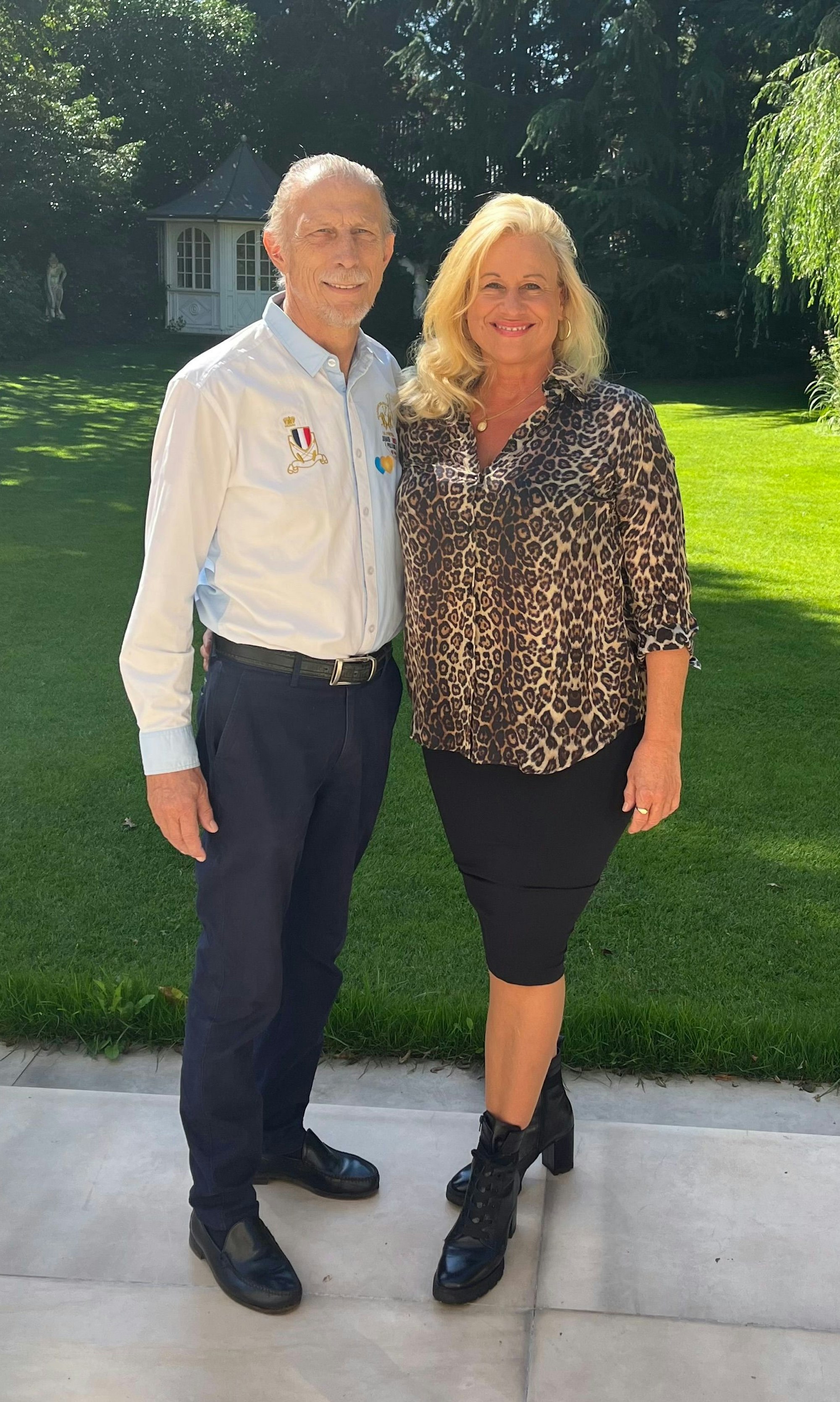 Christoph Daum mit seiner Frau Angelica im Garten ihres Anwesens im Kölner Hahnwald