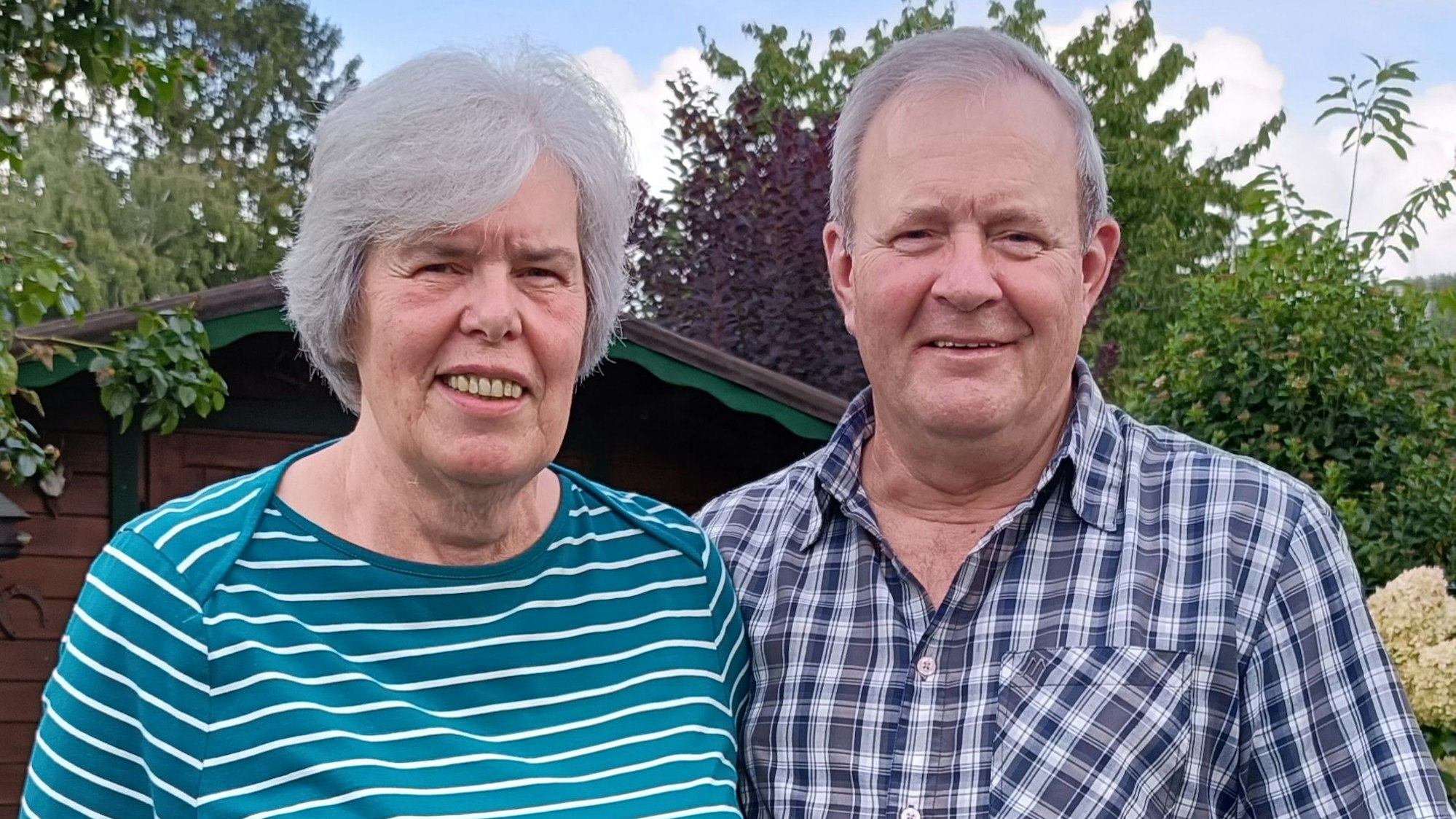 Eine Frau und ein Mann lächeln.