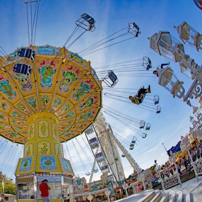 Das Kettenkarussell Wellenflug auf dem Bonner Pützchens Markt.