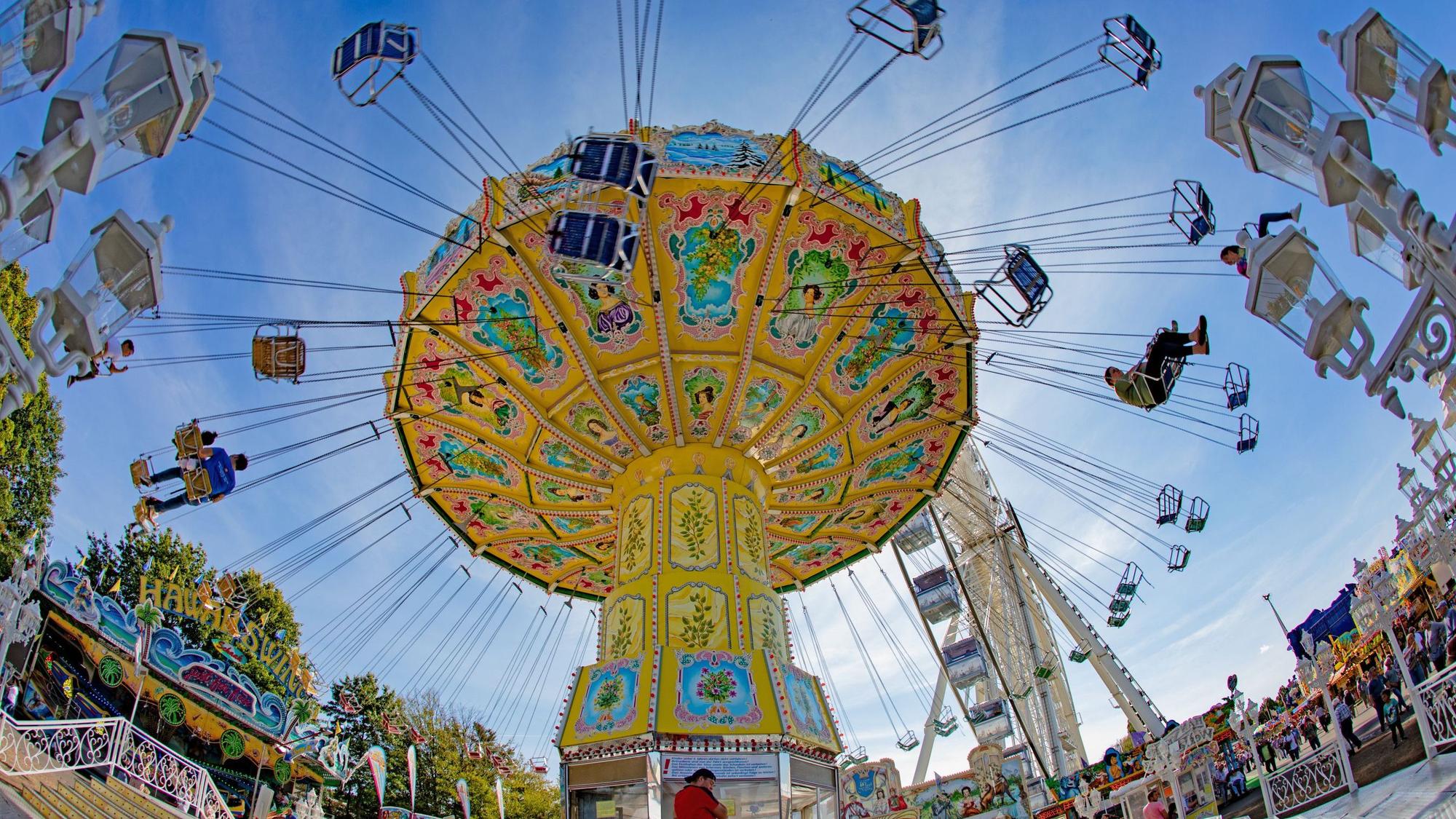 Das Kettenkarussell Wellenflug auf dem Bonner Pützchens Markt.
