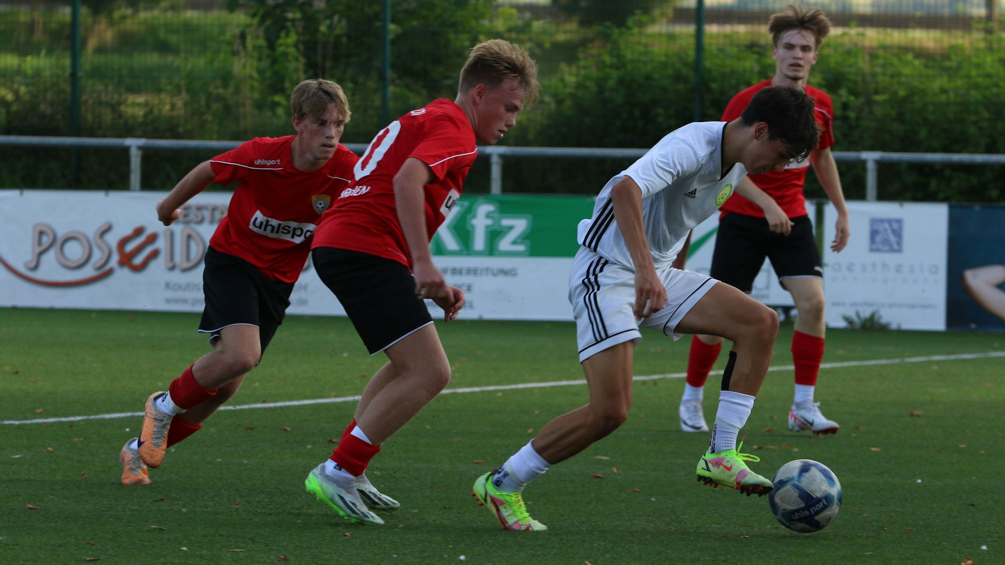 Zwillinge bei der JSG Erft attackieren einen Spieler des Gegners.