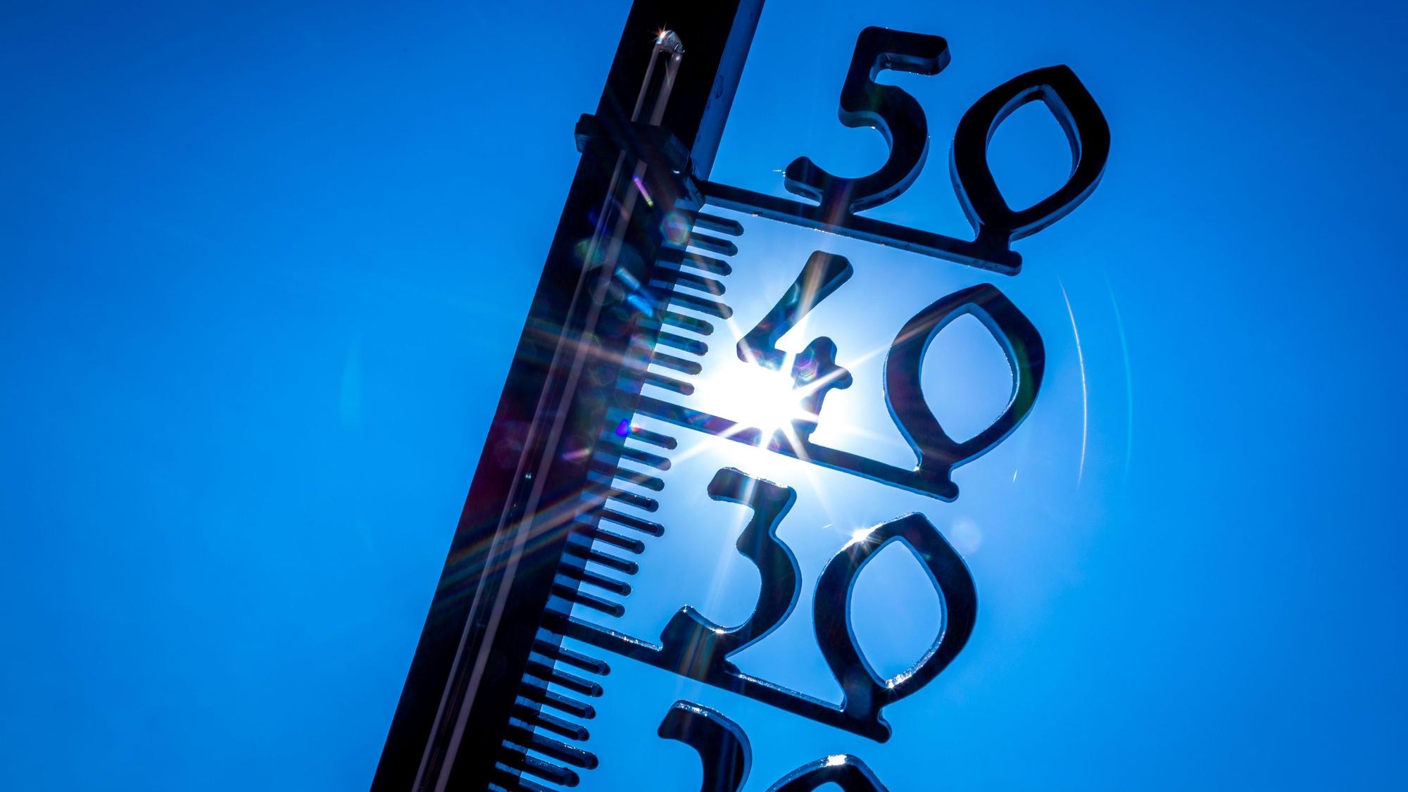 ARCHIV - 19.07.2022, Mecklenburg-Vorpommern, Schwerin: Ein Außenthermometer in einem Kleingarten zeigt die Temperatur von knapp 40 Grad an. Noch nie war es im Sommer auf der Erde nach Daten des EU-Klimawandeldienstes Copernicus so heiß wie in 2023. (Zu dpa "EU-Klimawandeldienst: Sommer 2023 war so heiß wie nie") Foto: Jens Büttner/dpa +++ dpa-Bildfunk +++