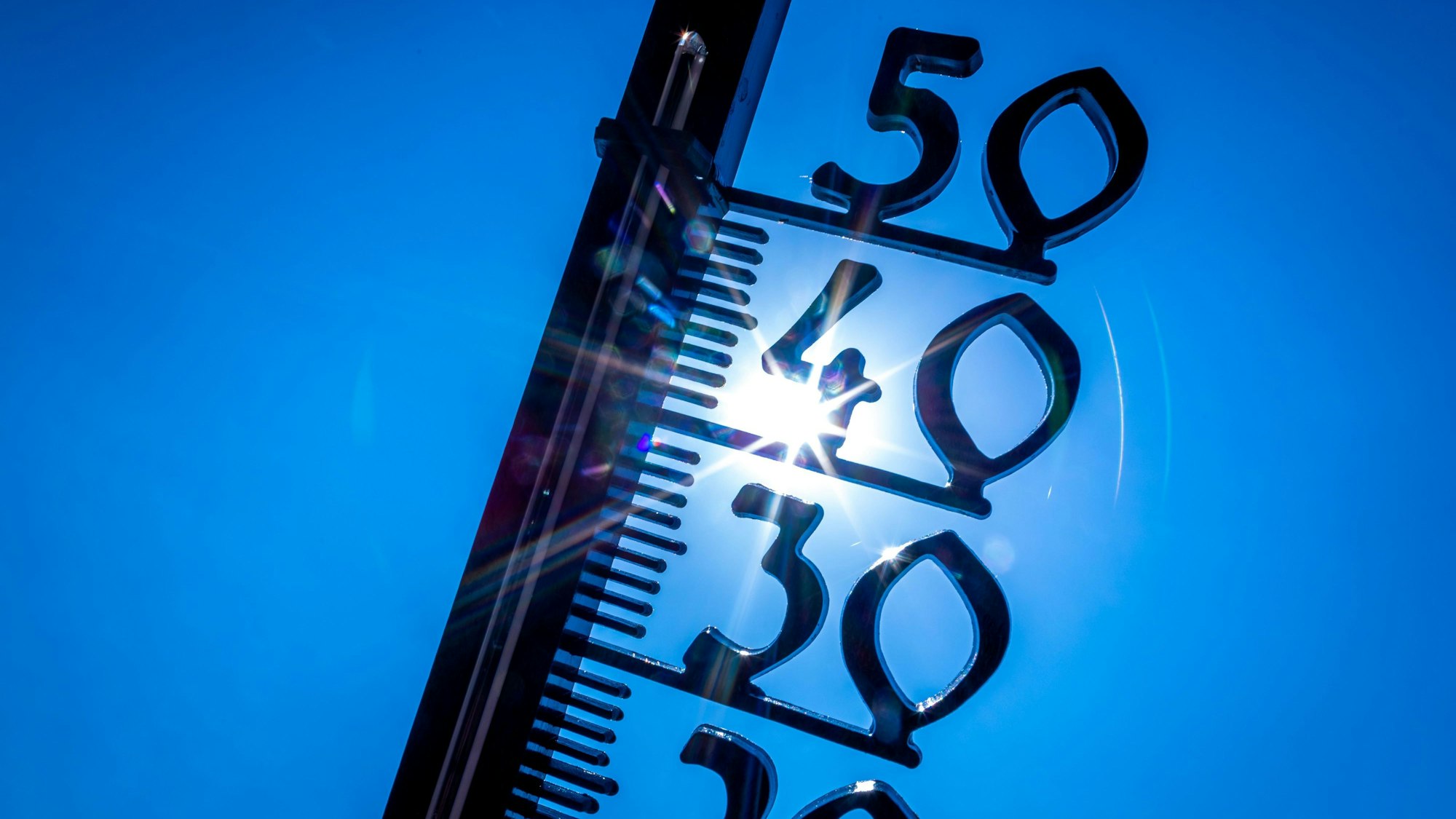 ARCHIV - 19.07.2022, Mecklenburg-Vorpommern, Schwerin: Ein Außenthermometer in einem Kleingarten zeigt die Temperatur von knapp 40 Grad an. Noch nie war es im Sommer auf der Erde nach Daten des EU-Klimawandeldienstes Copernicus so heiß wie in 2023. (Zu dpa "EU-Klimawandeldienst: Sommer 2023 war so heiß wie nie") Foto: Jens Büttner/dpa +++ dpa-Bildfunk +++