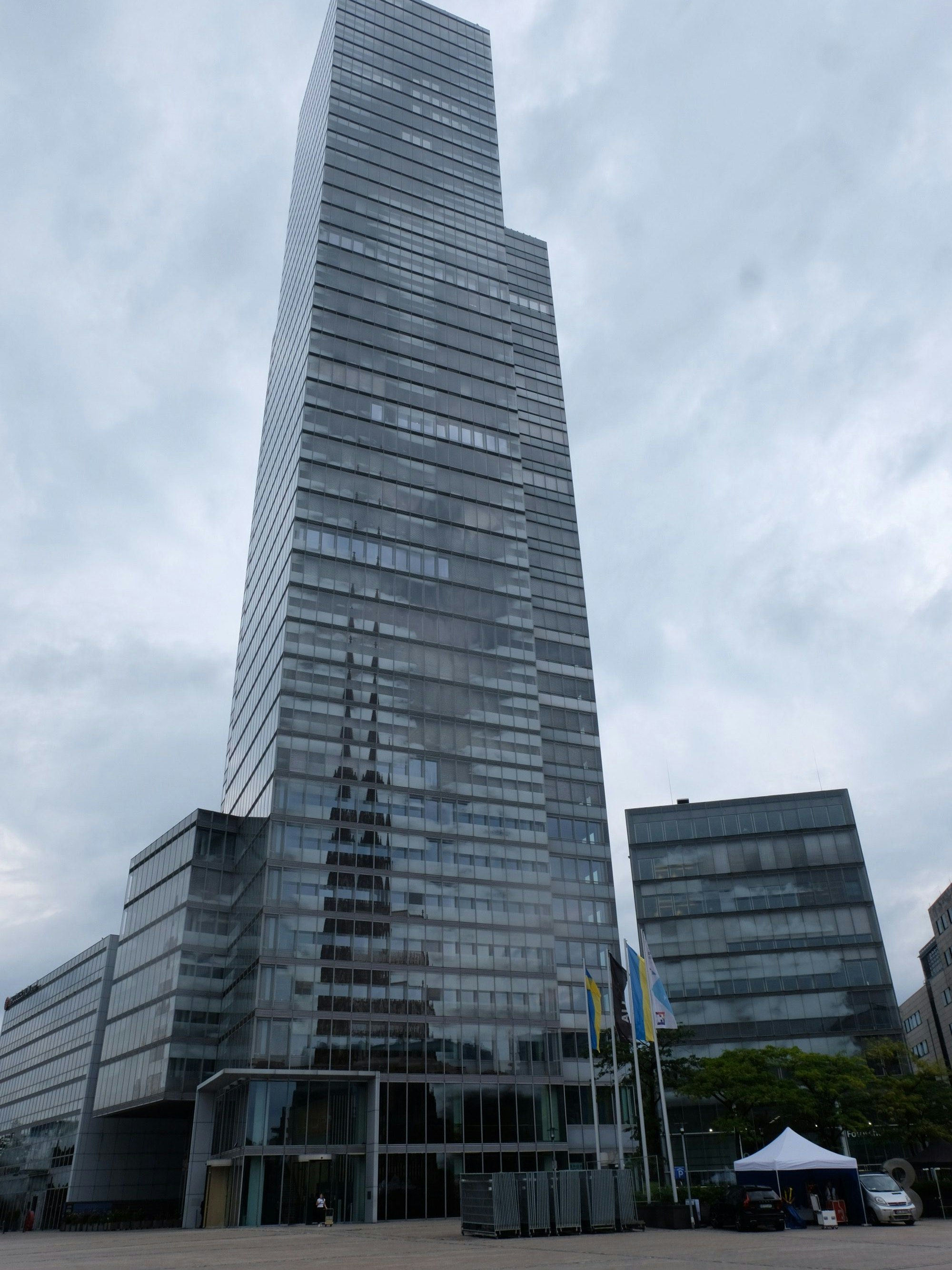 Das Hochhaus Kölnturm im Mediapark ist zu sehen.