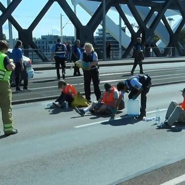 Bei der Straßenblockade der„ Letzten Generation“ am vergangenen Samstag (2. September) in Mannheim, hat eine Polizistin offenbar absichtlich Öl auf eine Person geschüttet. Die Mannheimer Polizei prüft ein Disziplinarverfahren.