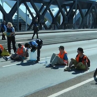Bei der Straßenblockade der„ Letzten Generation“ am vergangenen Samstag (2. September) in Mannheim, hat eine Polizistin offenbar absichtlich Öl auf eine Person geschüttet. Die Mannheimer Polizei prüft ein Disziplinarverfahren.