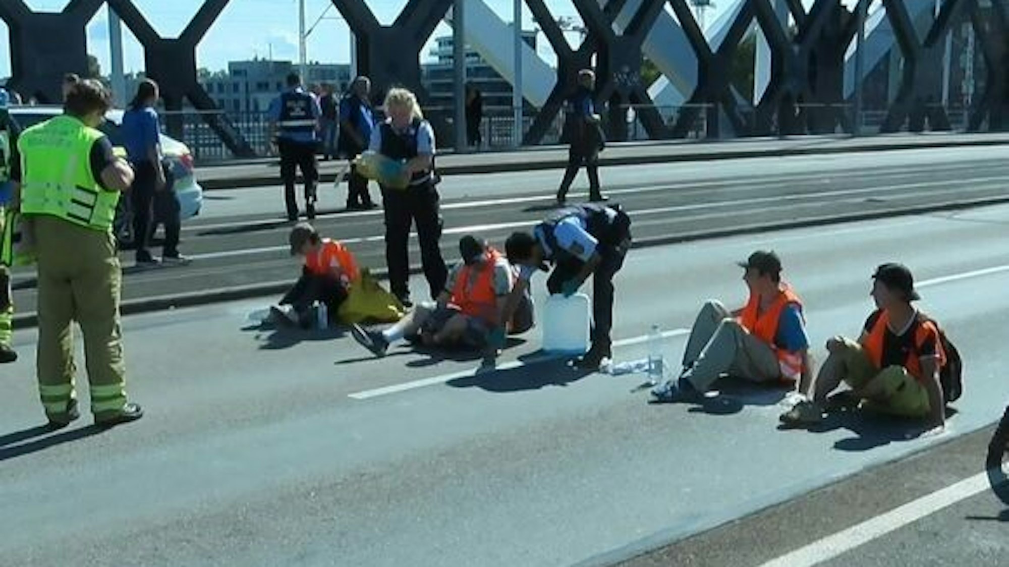 Bei der Straßenblockade der„ Letzten Generation“ am vergangenen Samstag (2. September) in Mannheim, hat eine Polizistin offenbar absichtlich Öl auf eine Person geschüttet. Die Mannheimer Polizei prüft ein Disziplinarverfahren.