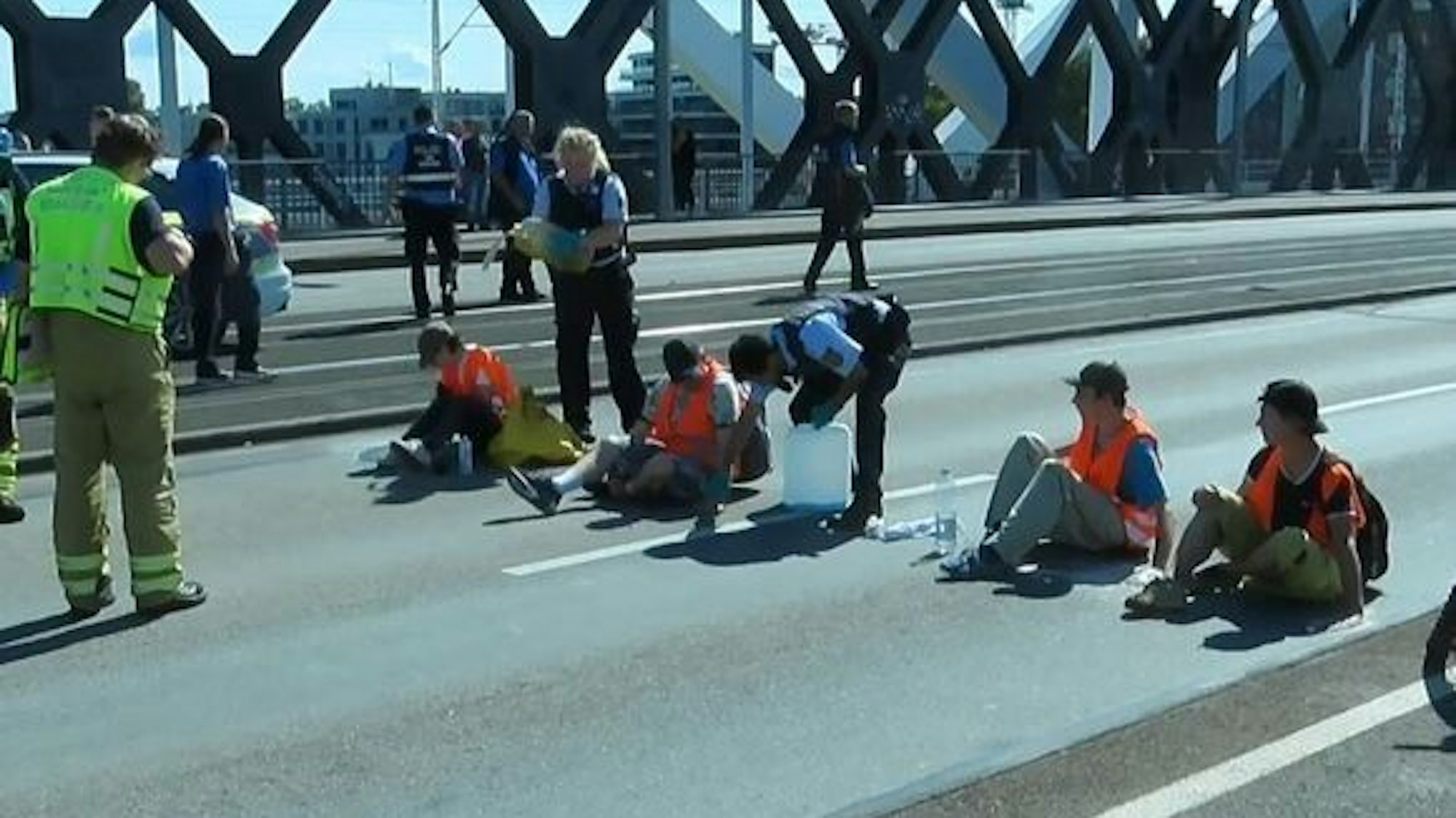 Bei der Straßenblockade der„ Letzten Generation“ am vergangenen Samstag (2. September) in Mannheim, hat eine Polizistin offenbar absichtlich Öl auf eine Person geschüttet. Die Mannheimer Polizei prüft ein Disziplinarverfahren.