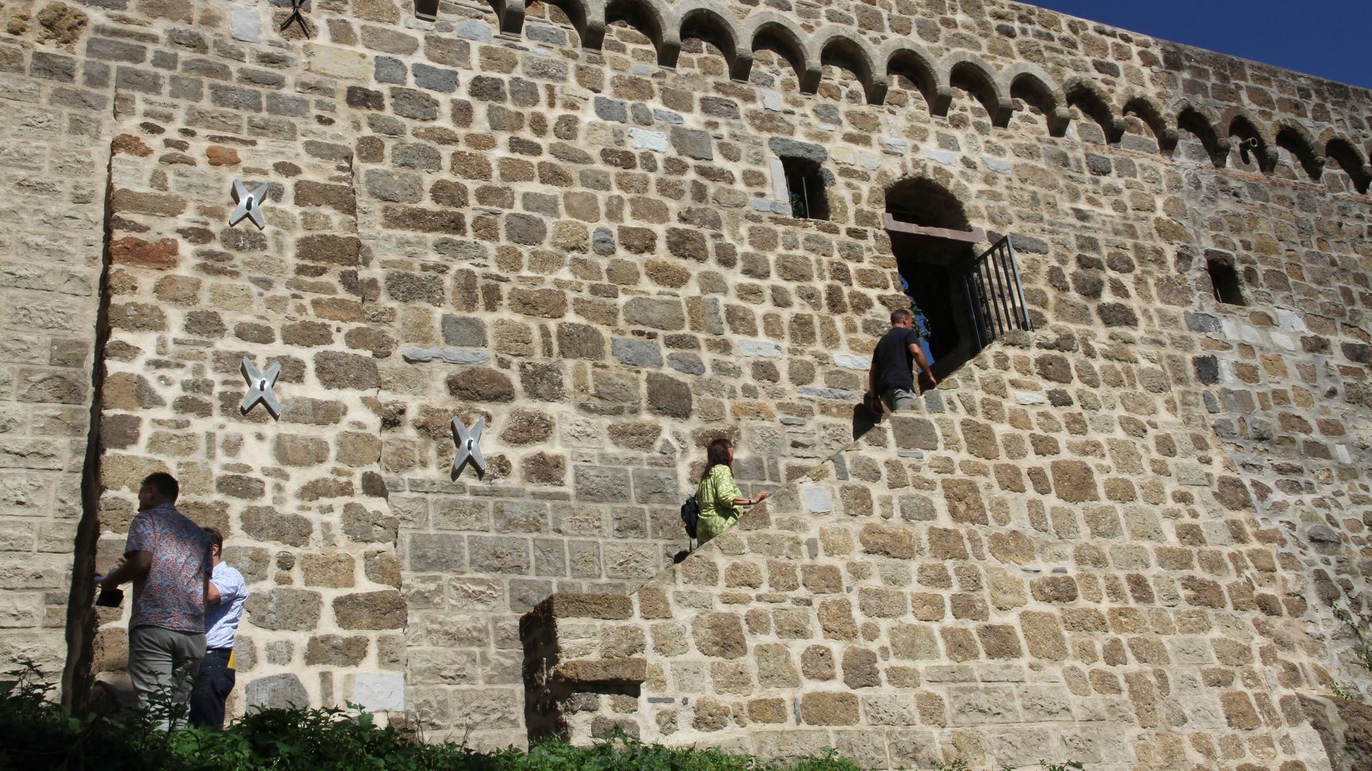 Eine helle Befestigungsmauer mit einer Treppe und einer Tür unterhalb des Johannisgartens auf dem Michaelsberg