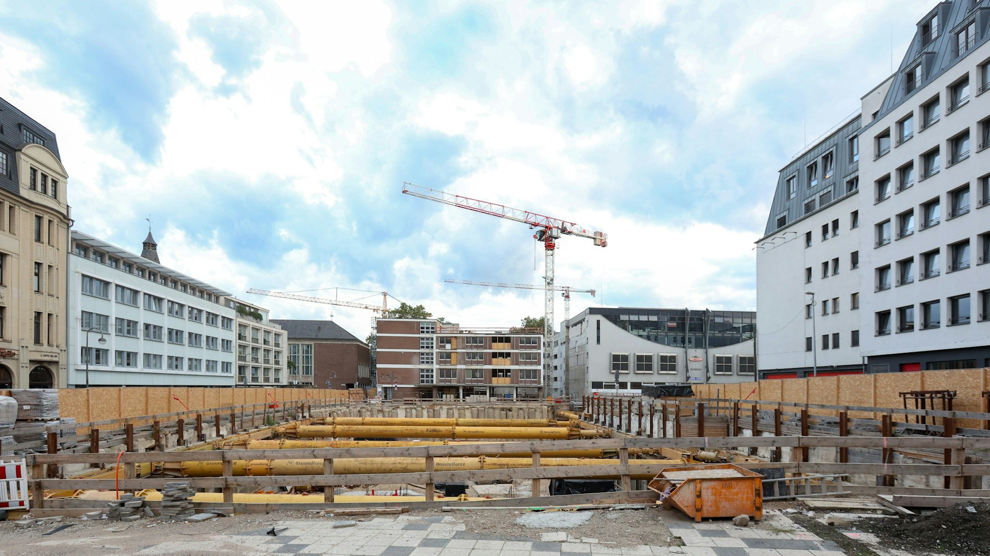 Die Baustelle des Laurenz-Carré in der Innenstadt. Mit der Gerchgroup hat die übergeordnete Dachgesellschaft des Projektentwicklers Insolvenz angemeldet. Die Bauarbeiten ruhen daher vorerst.