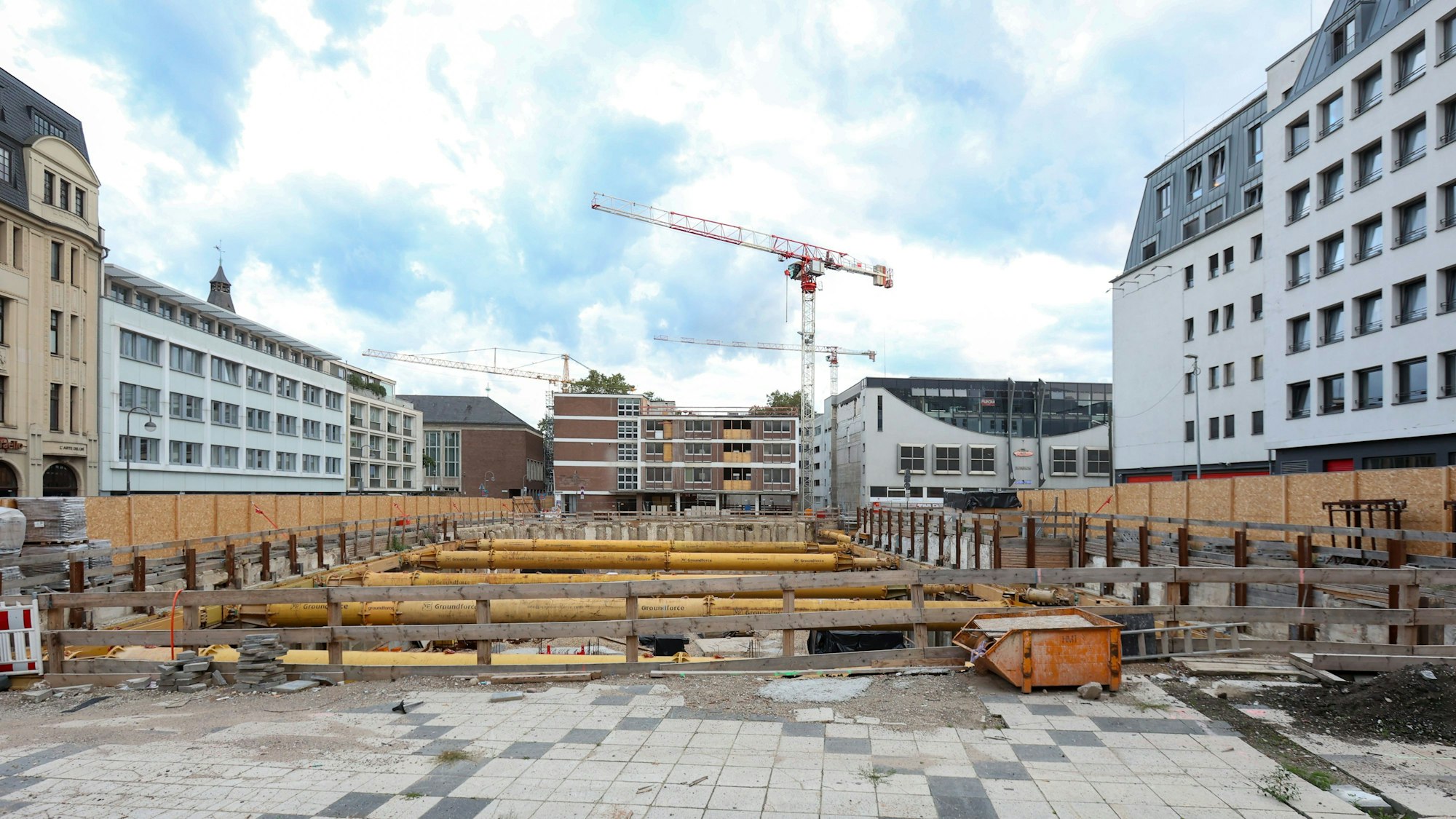26.08.2023
Köln:
Die Baustelle des Laurenz-Carré in der Innenstadt. Mit der Gerchgroup hat die übergeordnete Dachgesellschaft des Projektentwicklers Insolvenz angemeldet. Die Bauarbeiten ruhen daher vorerst.
Foto: Martina Goyert