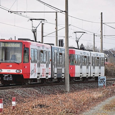 Eine Stadtbahn der Linie 18 auf der Strecke zwischen Hermülheim und Fischenich.
