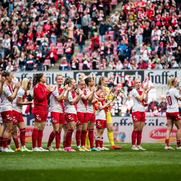 FLYERALARM Frauen Fussball Bundesliga, 1. FC Koeln - Eintracht Frankfurt Die Spielerinnen des 1. FC Koeln feiern trotz Niederlage mit den Fans im Stadion FLYERALARM Frauen Fussball Bundesliga, 1. FC Koeln - Eintracht Frankfurt, Koeln, Rheinenergiestadion *** FLYERALARM Womens Soccer Bundesliga, 1 FC Koeln Eintracht Frankfurt The players of 1 FC Koeln celebrate with the fans in the stadium despite defeat FLYERALARM Womens Soccer Bundesliga, 1 FC Koeln Eintracht Frankfurt, Koeln, Rheinenergiestadion Copyright: xBEAUTIFULxSPORTS/Wunderlx