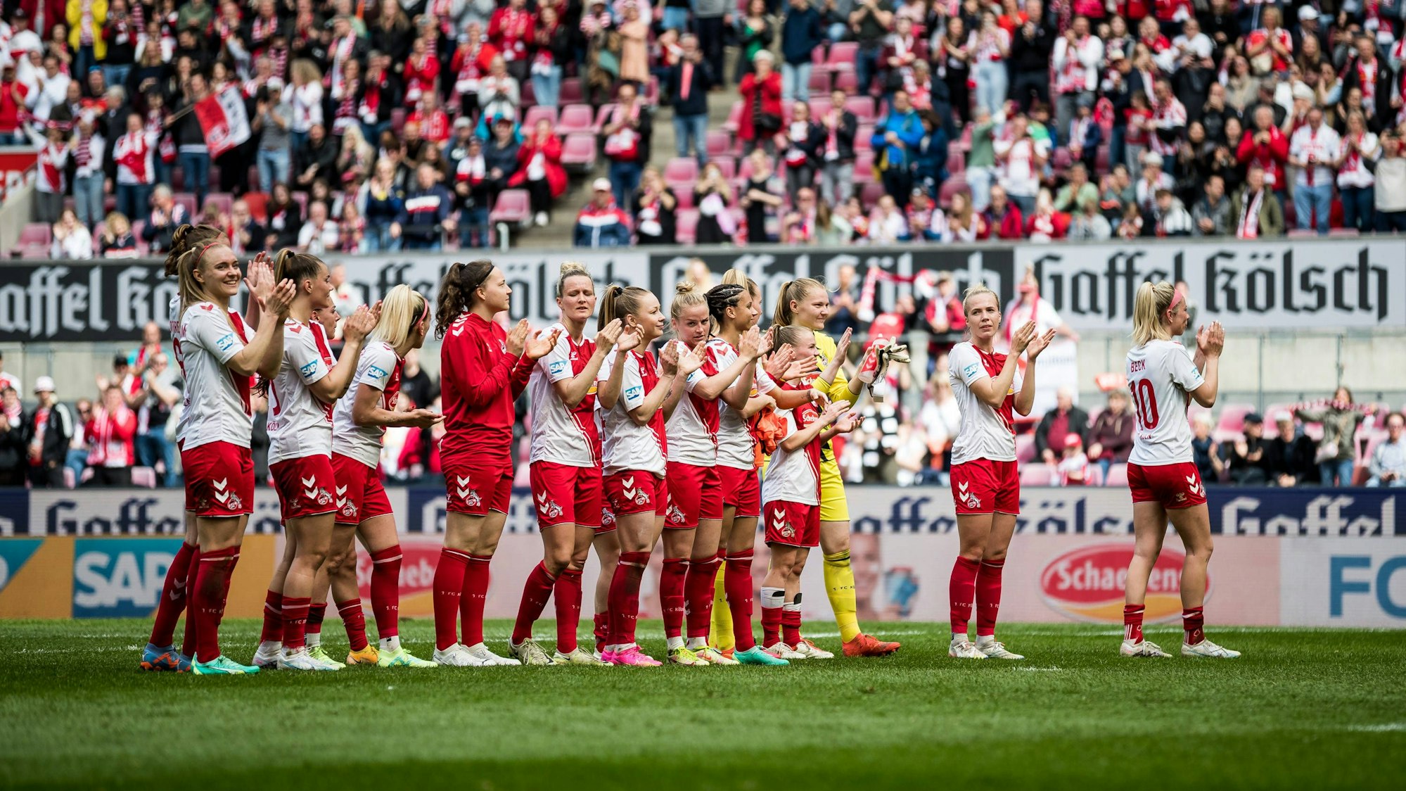 FLYERALARM Frauen Fussball Bundesliga, 1. FC Koeln - Eintracht Frankfurt Die Spielerinnen des 1. FC Koeln feiern trotz Niederlage mit den Fans im Stadion FLYERALARM Frauen Fussball Bundesliga, 1. FC Koeln - Eintracht Frankfurt, Koeln, Rheinenergiestadion *** FLYERALARM Womens Soccer Bundesliga, 1 FC Koeln Eintracht Frankfurt The players of 1 FC Koeln celebrate with the fans in the stadium despite defeat FLYERALARM Womens Soccer Bundesliga, 1 FC Koeln Eintracht Frankfurt, Koeln, Rheinenergiestadion Copyright: xBEAUTIFULxSPORTS/Wunderlx