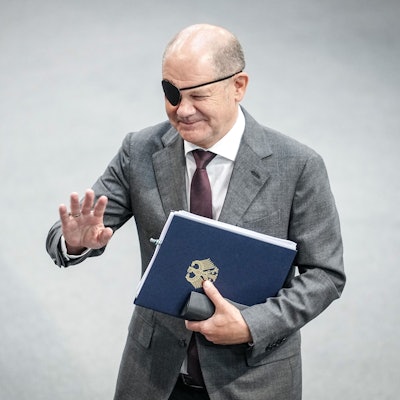 Bundeskanzler Olaf Scholz (SPD) mit Redemanuskript im Bundestag. Nach einem Sturz beim Joggen trägt er noch eine Augenklappe.