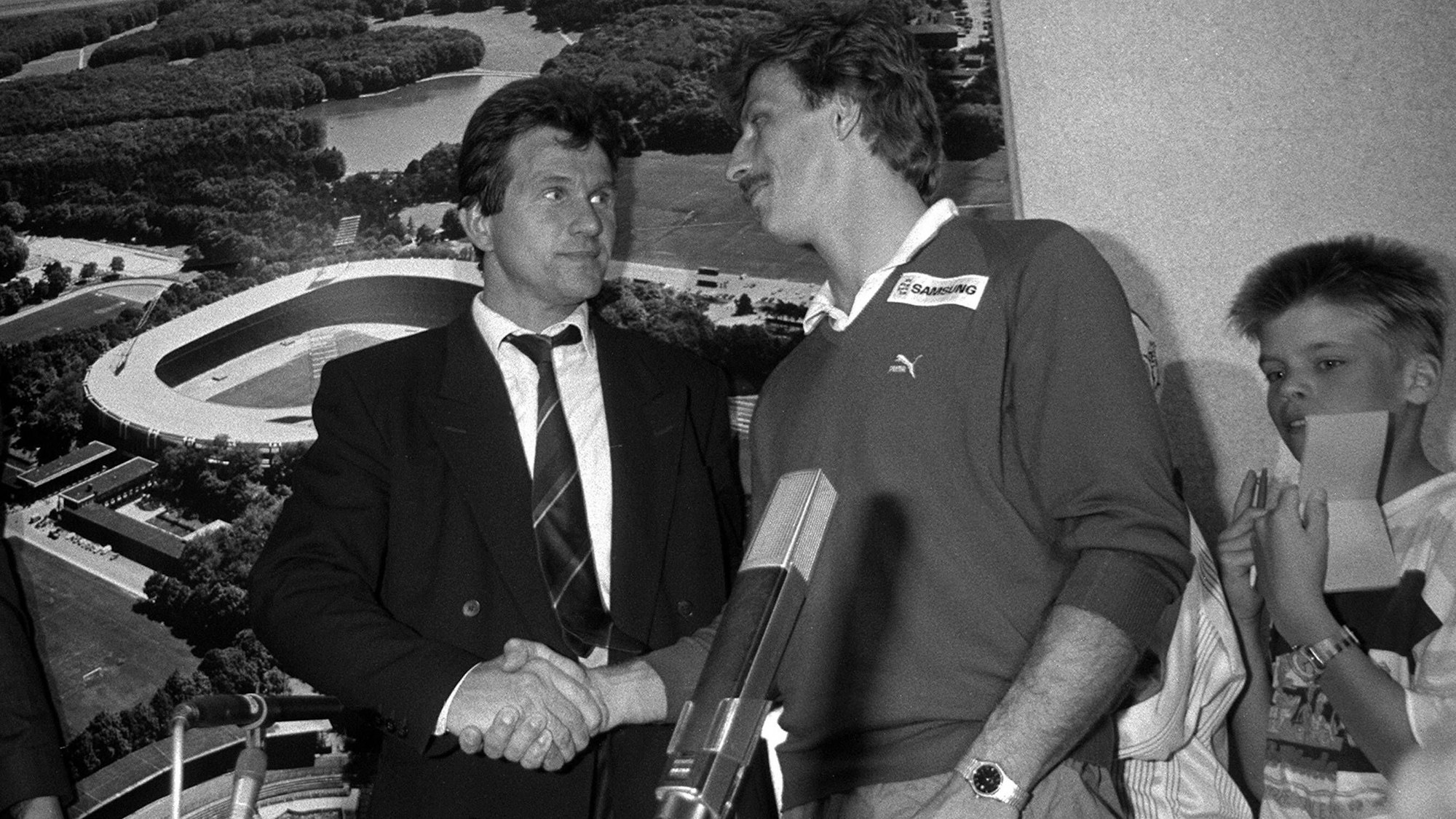 Der damalige Kölner Trainer Christoph Daum (l.) gibt Bayern-Coach Jupp Heynckes die Hand.