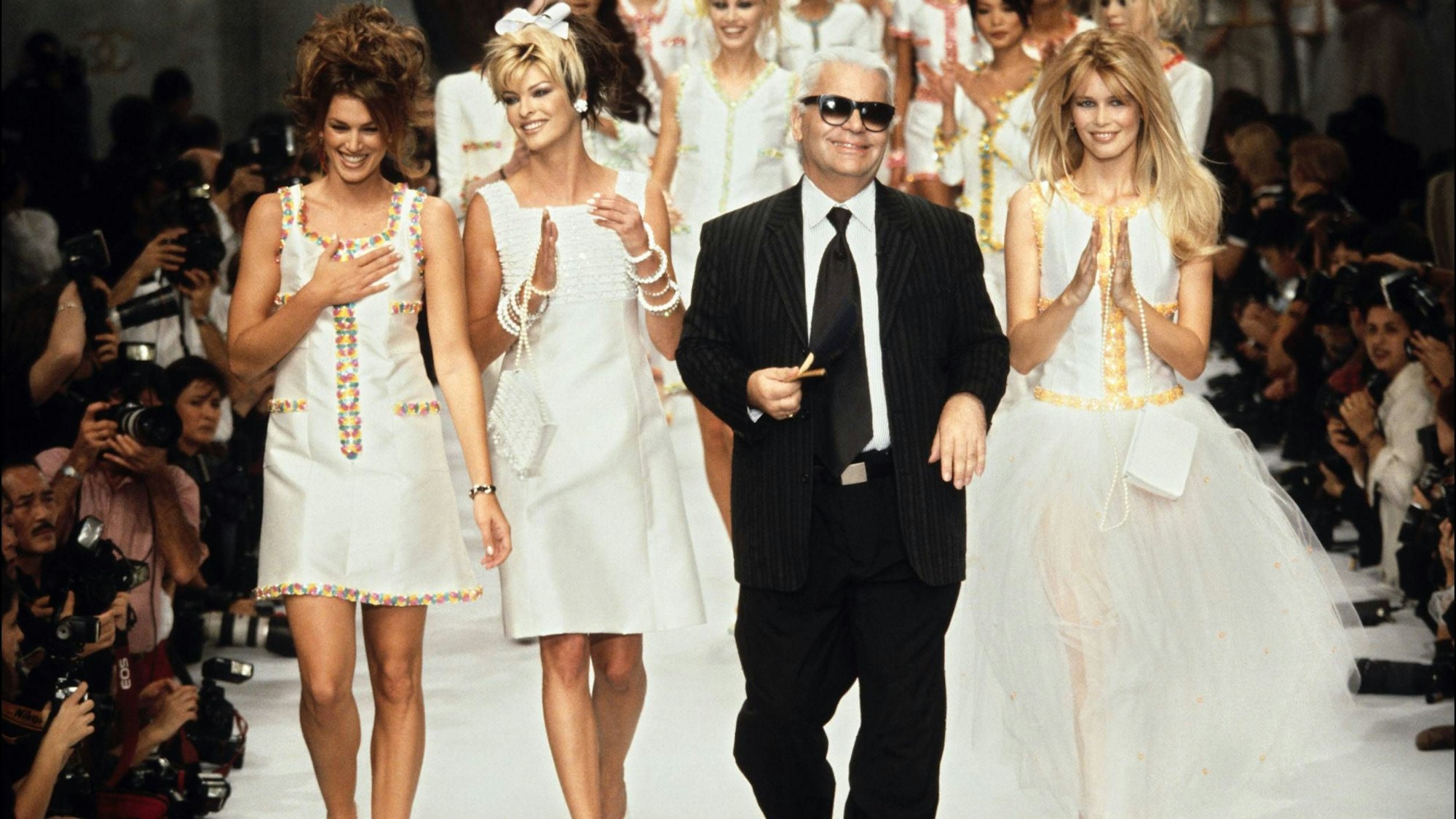 Modeschöpfer Karl Lagerfeld mit den Topmodels Cindy Crawford, Linda Evangelista und Claudia Schiffer