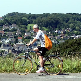 Das Foto zeigt einen Radfahrer auf einer Straße oberhalb von Kürten