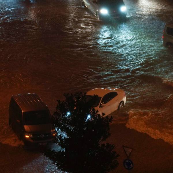 05.09.2023, Türkei, Istanbul: Autos fahren durch Hochwasser, das die Straße aufgrund von starkem Regen überschwemmt. Bei schweren Unwettern in der Westtürkei sind zwei Menschen ums Leben gekommen. Foto: Khalil Hamra/AP/dpa +++ dpa-Bildfunk +++