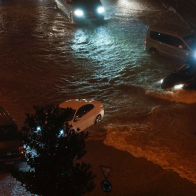 05.09.2023, Türkei, Istanbul: Autos fahren durch Hochwasser, das die Straße aufgrund von starkem Regen überschwemmt. Bei schweren Unwettern in der Westtürkei sind zwei Menschen ums Leben gekommen. Foto: Khalil Hamra/AP/dpa +++ dpa-Bildfunk +++