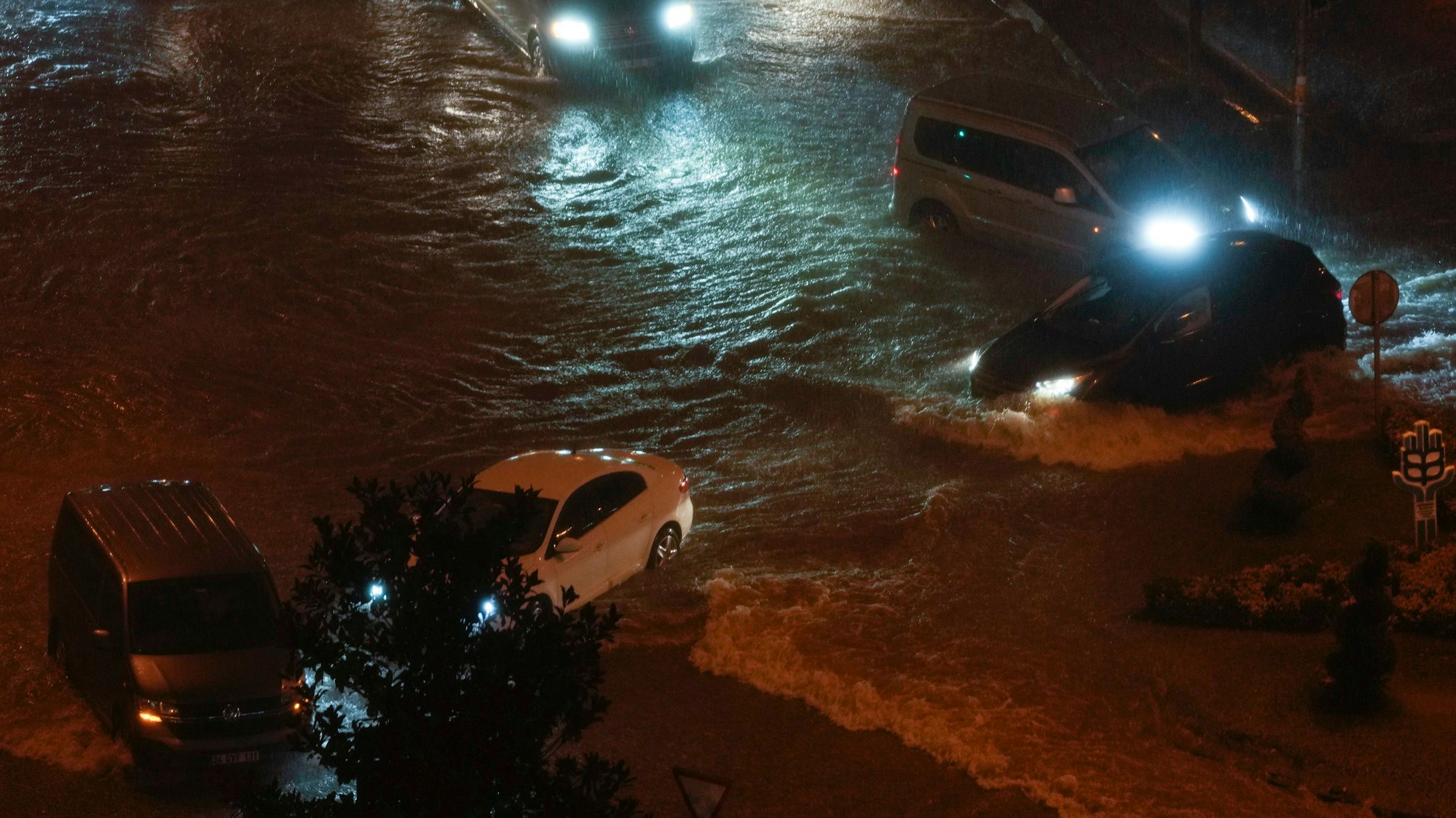 05.09.2023, Türkei, Istanbul: Autos fahren durch Hochwasser, das die Straße aufgrund von starkem Regen überschwemmt. Bei schweren Unwettern in der Westtürkei sind zwei Menschen ums Leben gekommen. Foto: Khalil Hamra/AP/dpa +++ dpa-Bildfunk +++