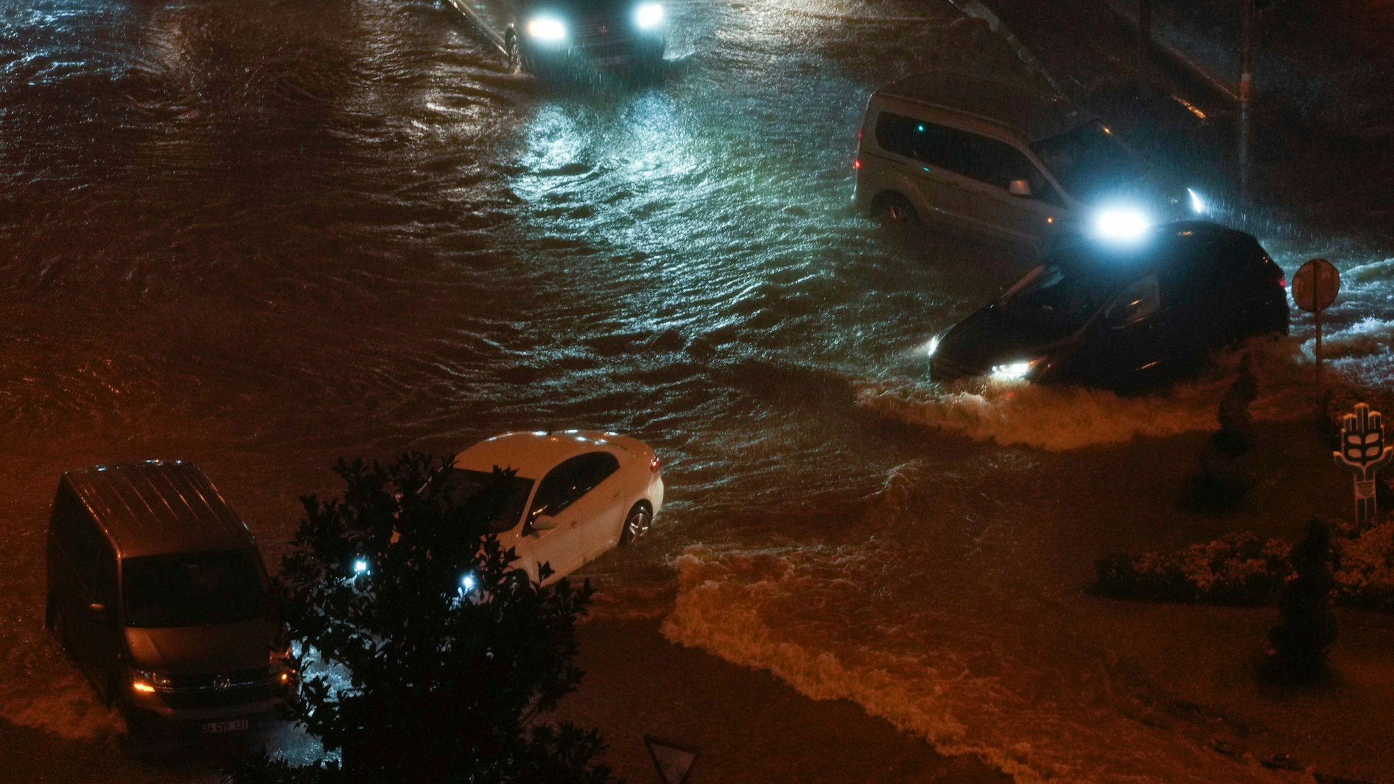 05.09.2023, Türkei, Istanbul: Autos fahren durch Hochwasser, das die Straße aufgrund von starkem Regen überschwemmt. Bei schweren Unwettern in der Westtürkei sind zwei Menschen ums Leben gekommen. Foto: Khalil Hamra/AP/dpa +++ dpa-Bildfunk +++