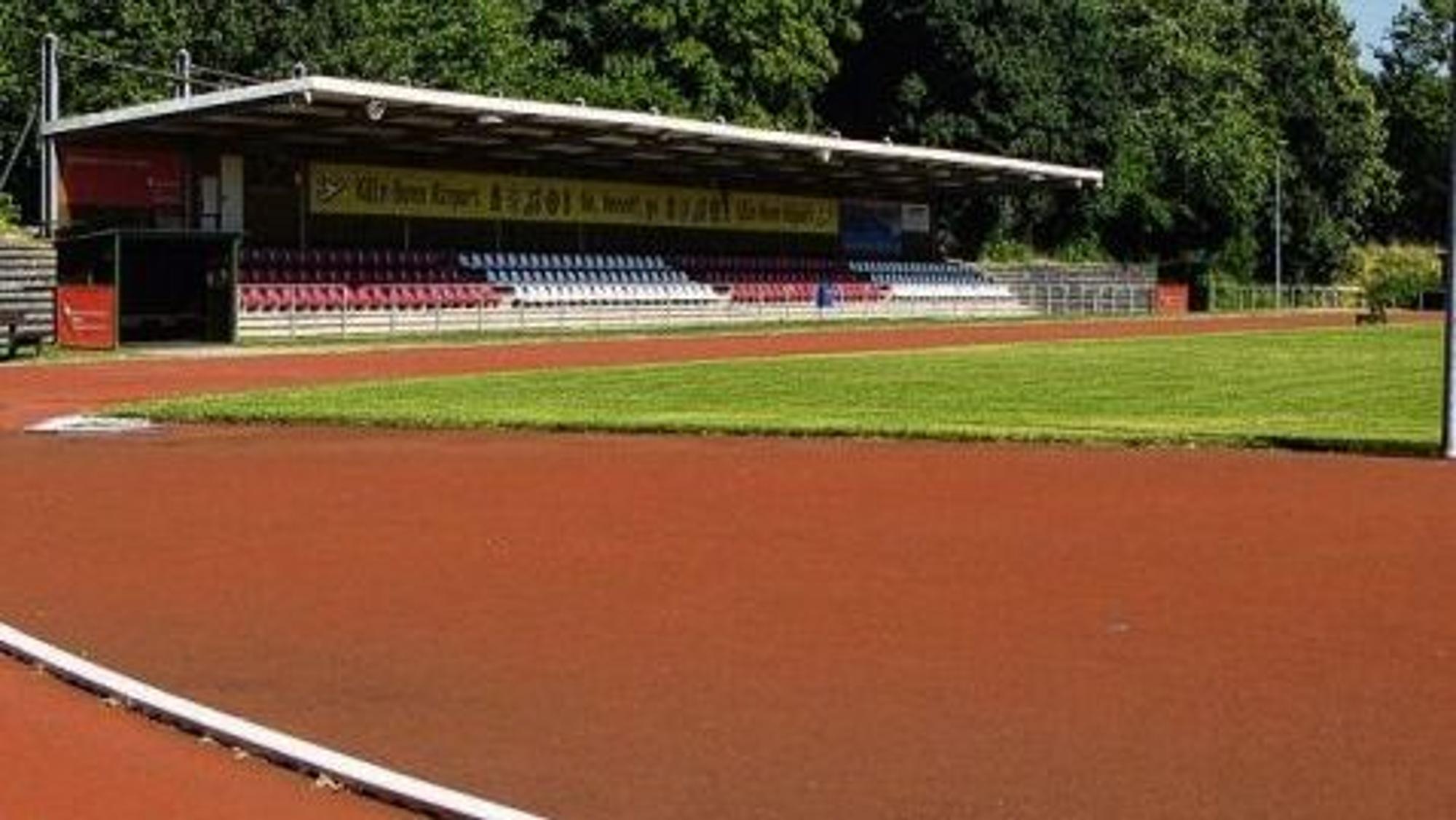 Das Bild zeigt die Zuschauertribüne und einen Teil des Fußballplatzes im Hennefer Anton-Klein-Sportpark.