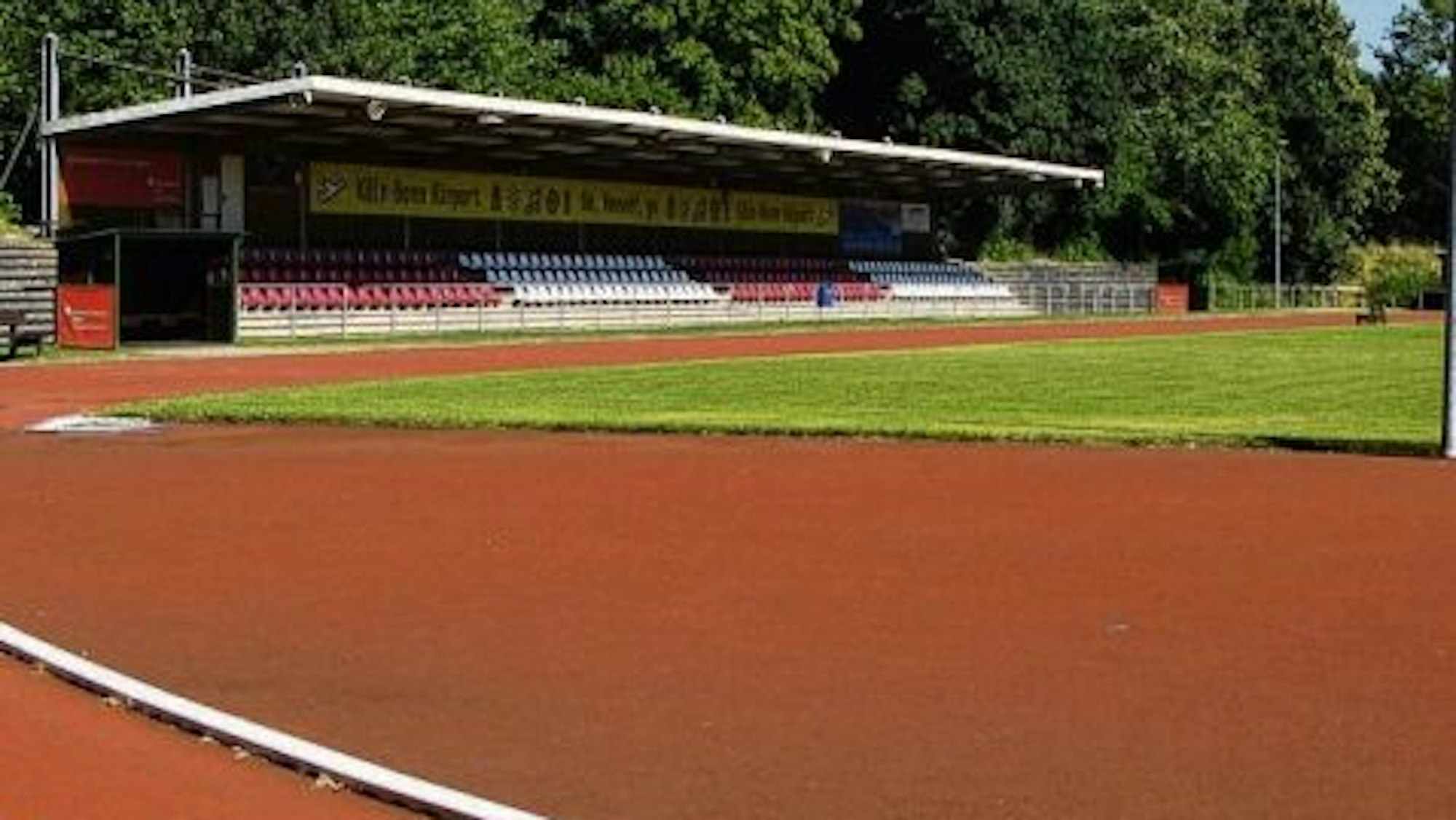 Das Bild zeigt die Zuschauertribüne und einen Teil des Fußballplatzes im Hennefer Anton-Klein-Sportpark.