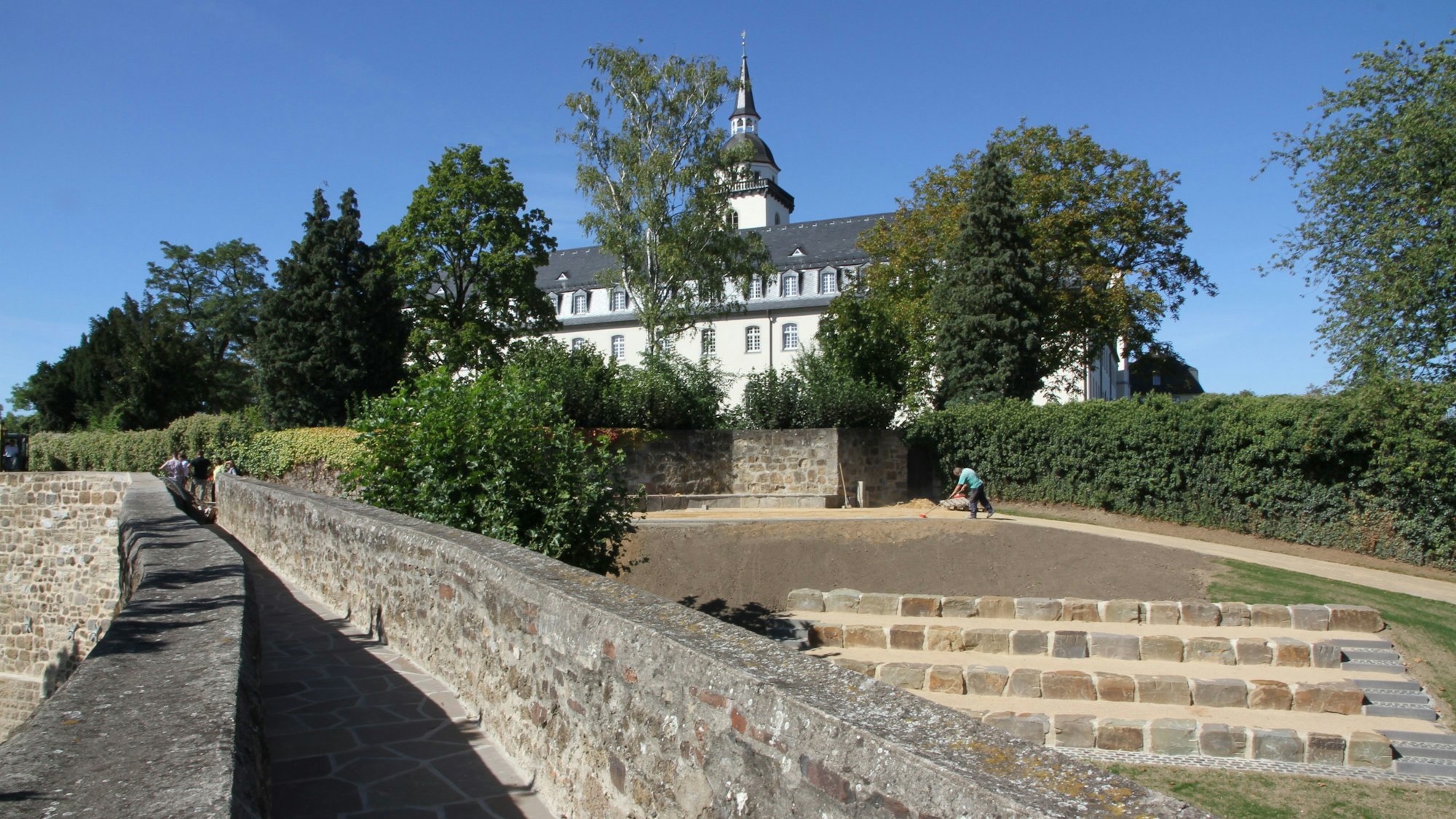 Der Weg zum Johannistürmchen mit dem Johannisgarten