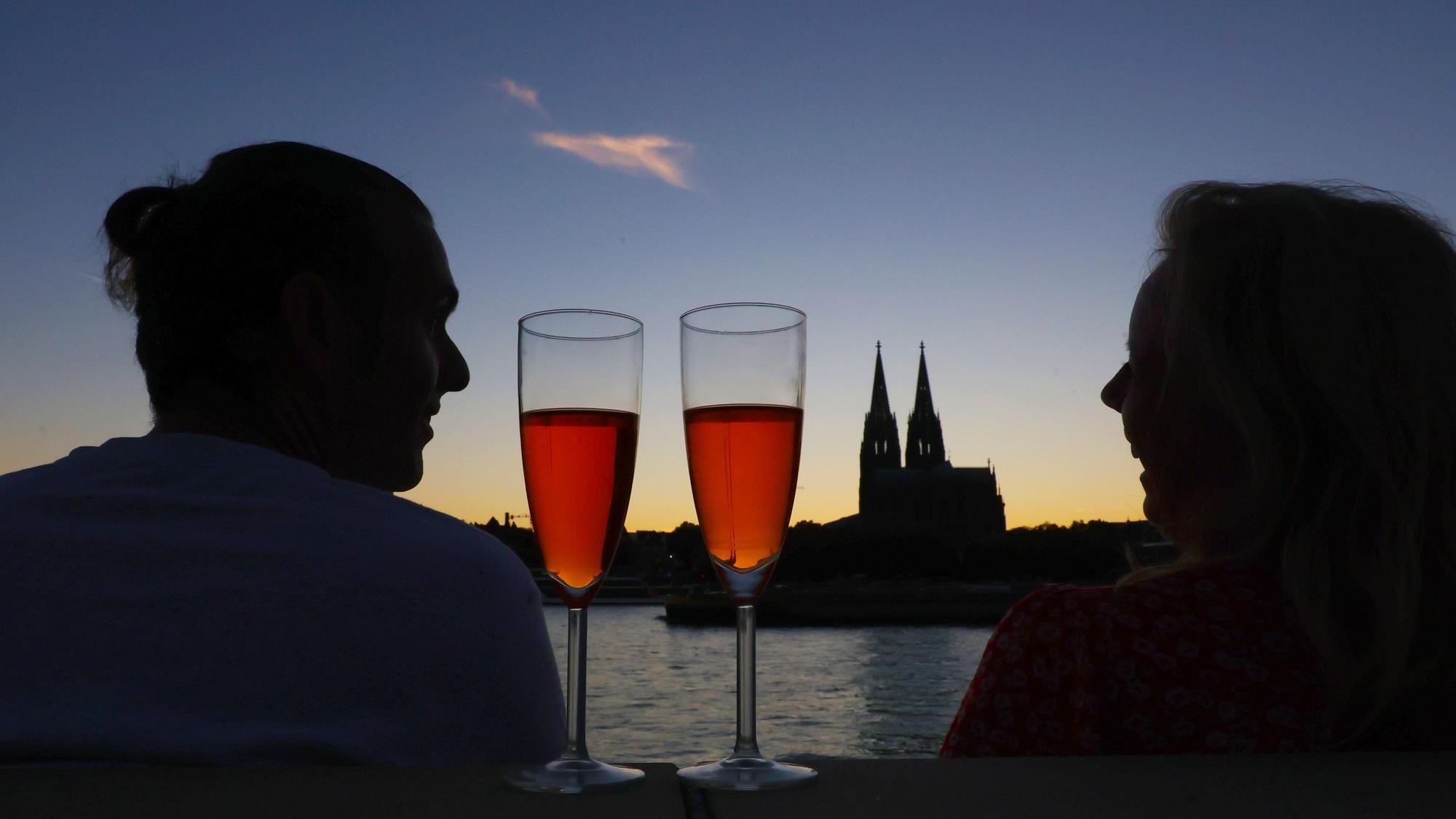 05.09.2023
Köln:
Sonnenuntergang am Rheinboulevard
mit Blick auf Dom
Kaltgetränk beim Gespräch
Foto: Martina Goyert