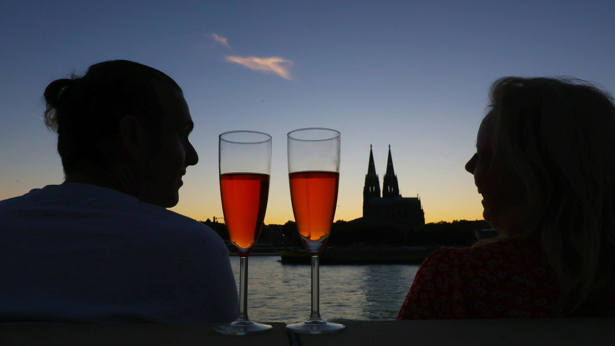 05.09.2023
Köln:
Sonnenuntergang am Rheinboulevard
mit Blick auf Dom
Kaltgetränk beim Gespräch
Foto: Martina Goyert