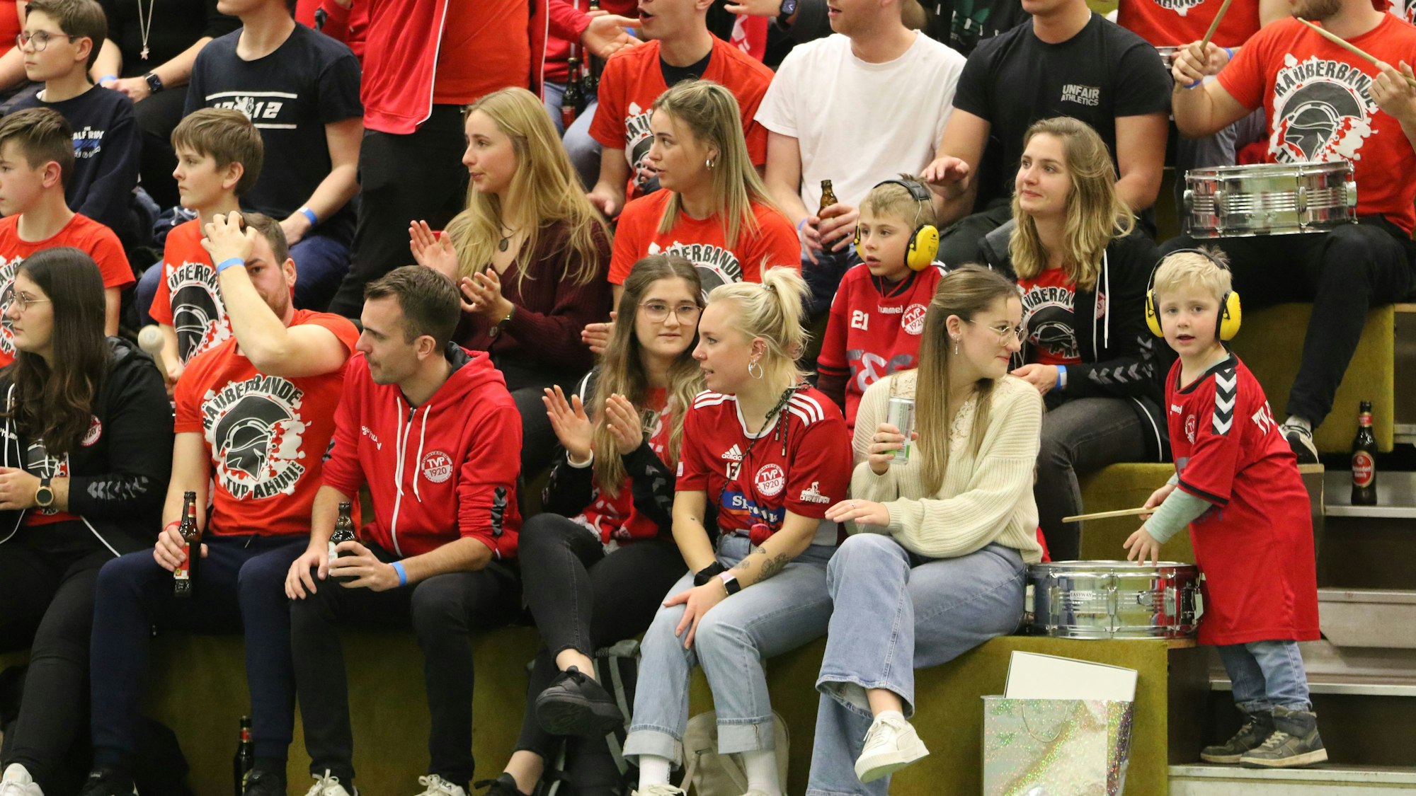 Fans des TV Palmersheim sitzen in ihren roten T-Shirts auf einer Tribüne.