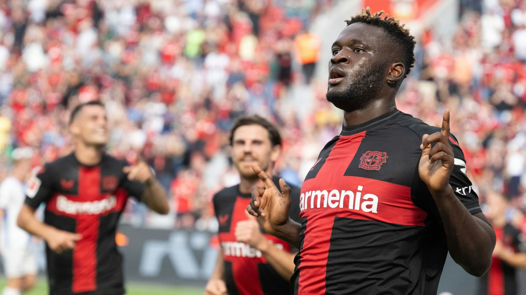 Leverkusens Victor Boniface jubelt über das 1:0 gegen Darmstadt.