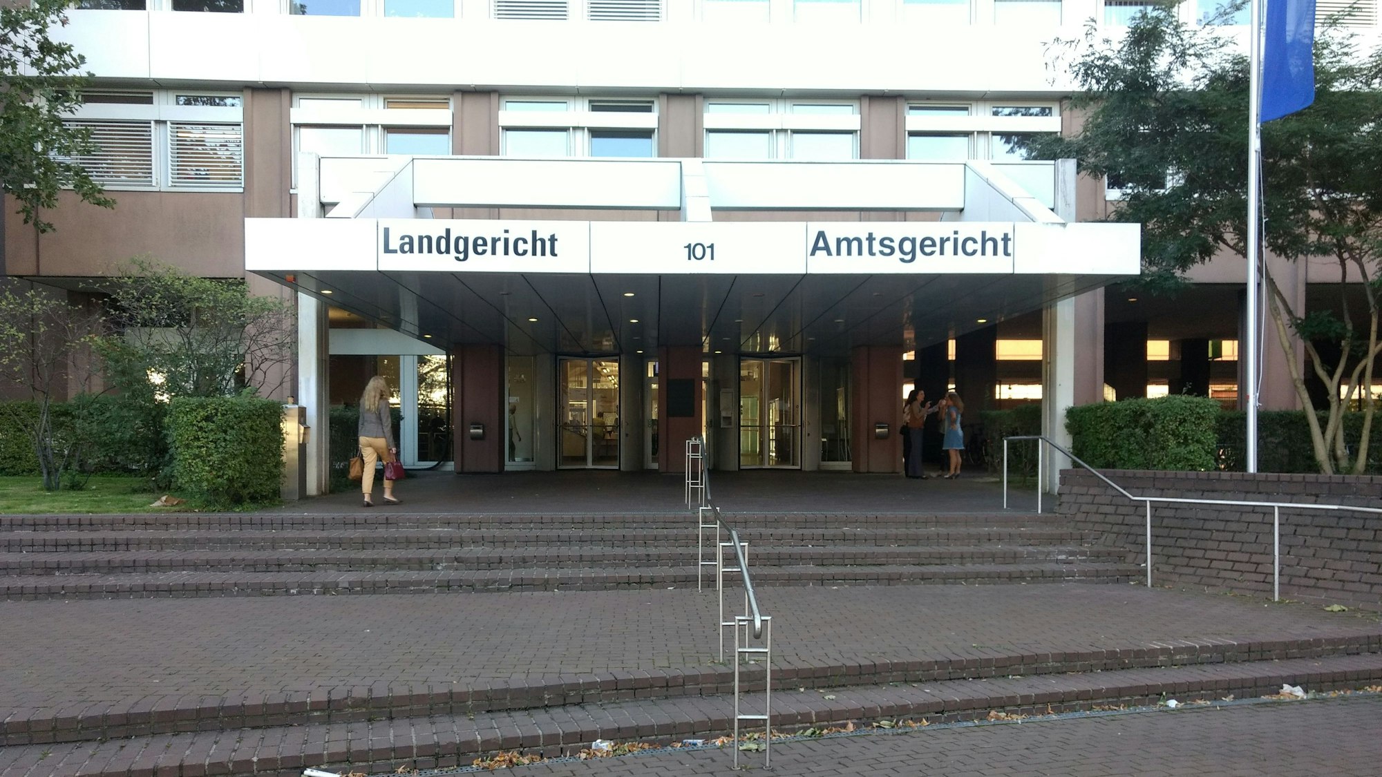 Der Eingang zum Land- und Amtsgericht Köln an der Luxemburger Straße