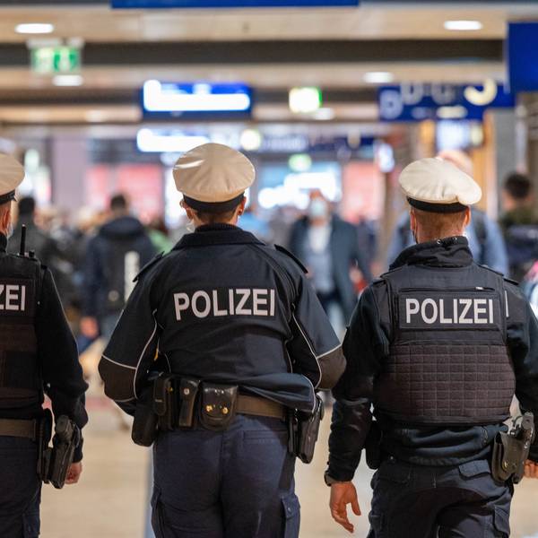 Polizeibeamte patroullieren im Kölner Haupbahnhof (Archivbild)