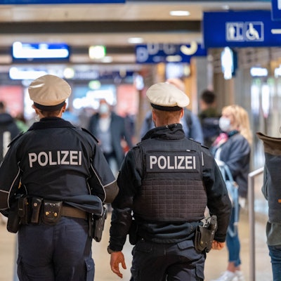 Polizeibeamte patroullieren im Kölner Haupbahnhof (Archivbild)