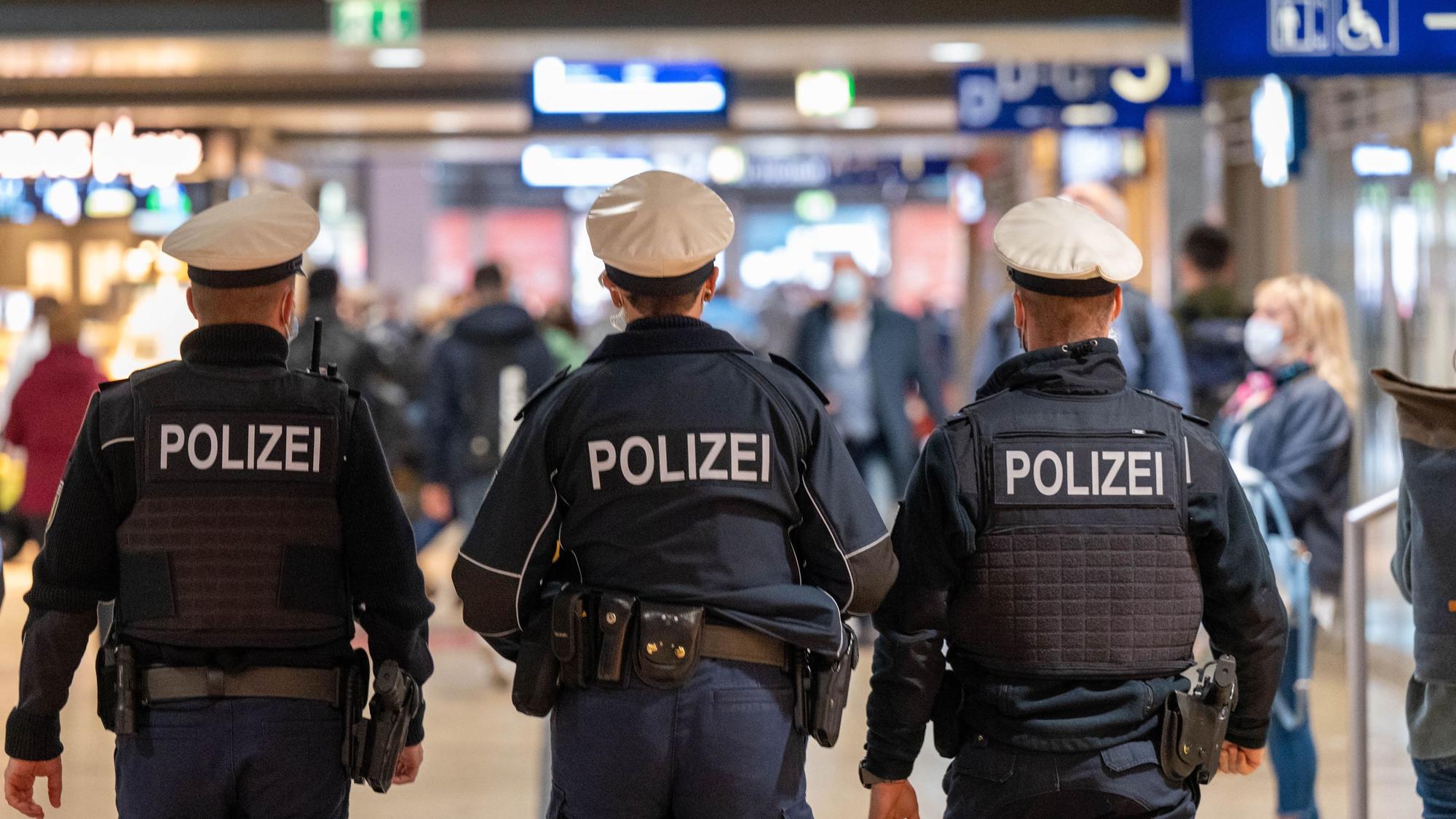 Polizeibeamte patroullieren im Kölner Haupbahnhof (Archivbild)