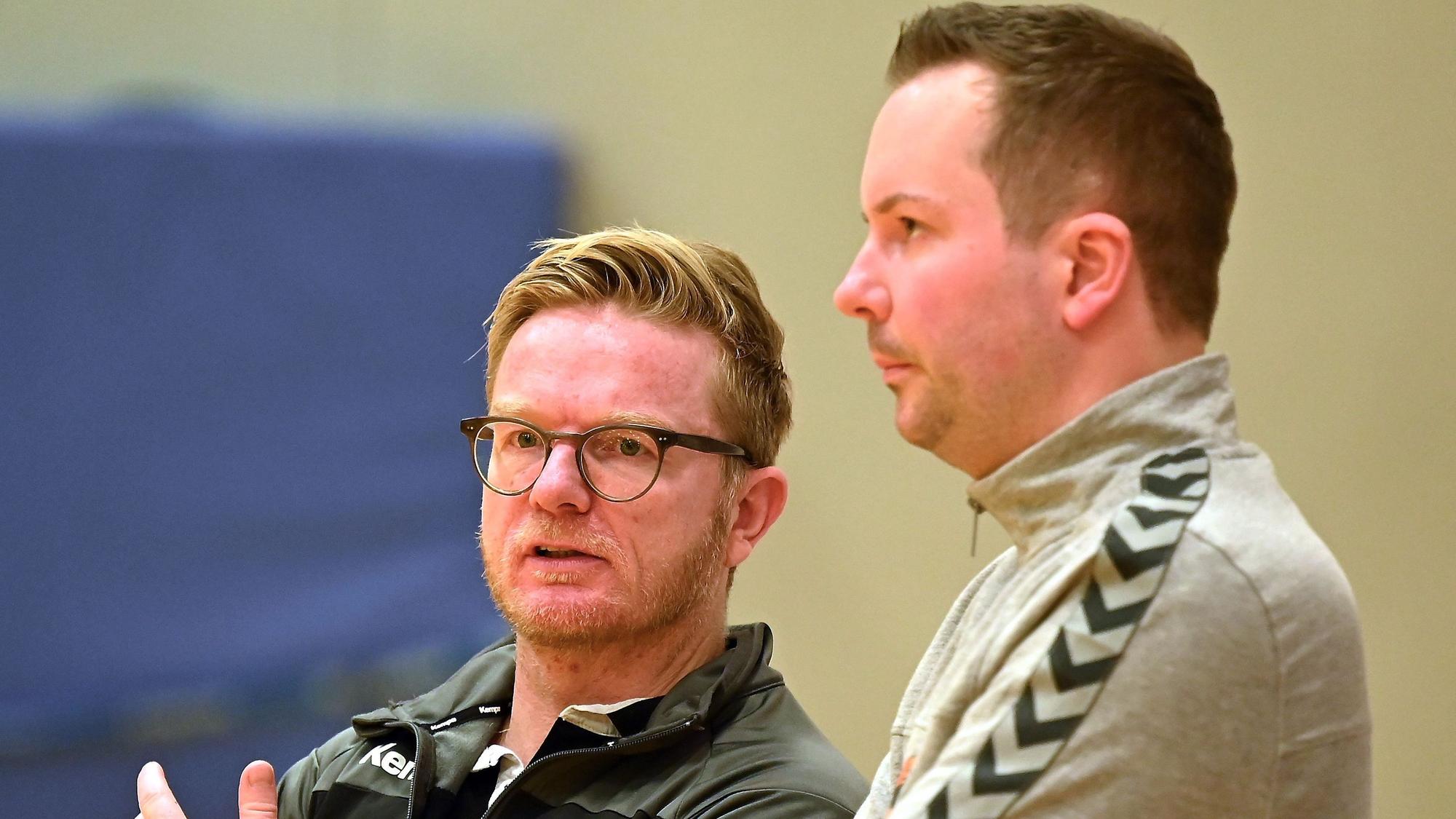 03.12.2022,-Handball-Tus Opladen - Bergische Panther
links: Tr: Fabrice Voigt (Opladen)
rechts: TR: Marcel Mutz (Panther)
Foto: Uli Herhaus