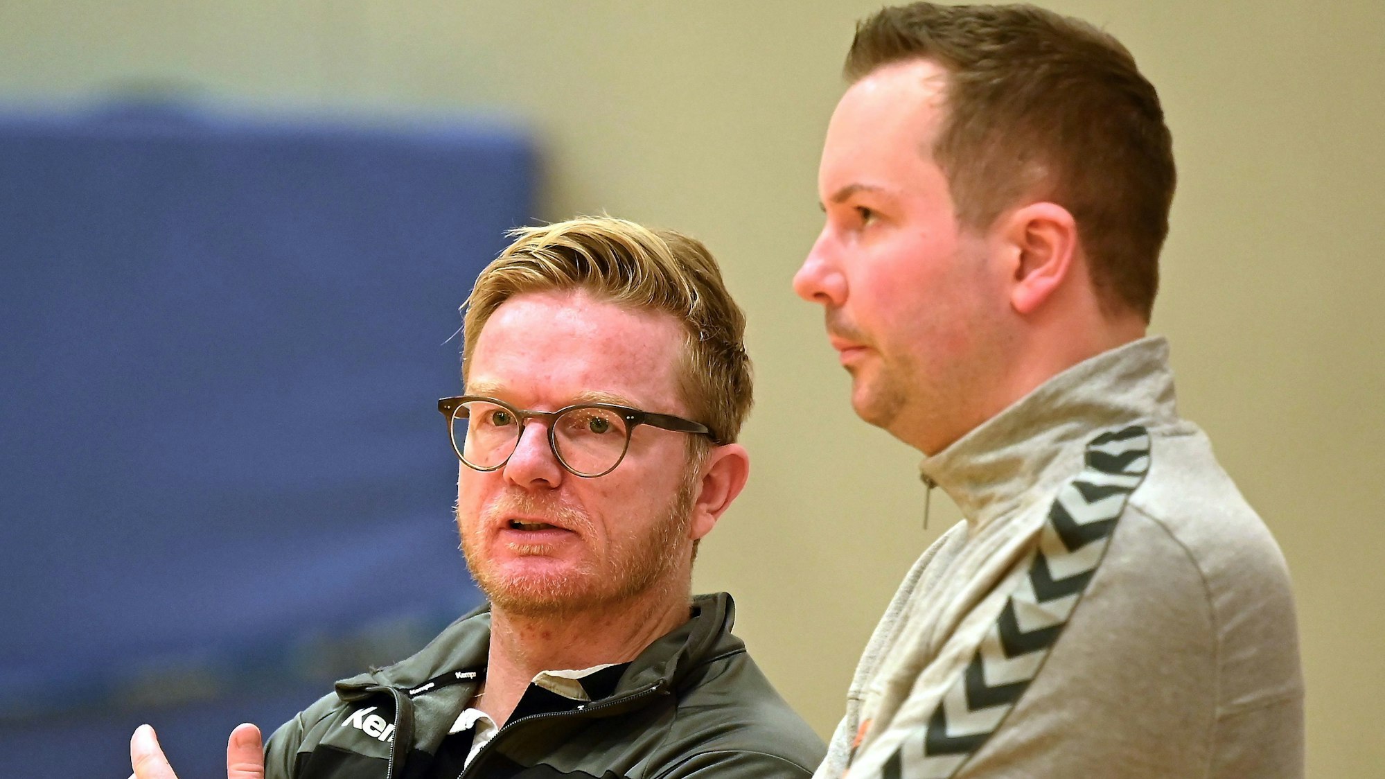 03.12.2022,-Handball-Tus Opladen - Bergische Panther
links: Tr: Fabrice Voigt (Opladen)
rechts: TR: Marcel Mutz (Panther)
Foto: Uli Herhaus