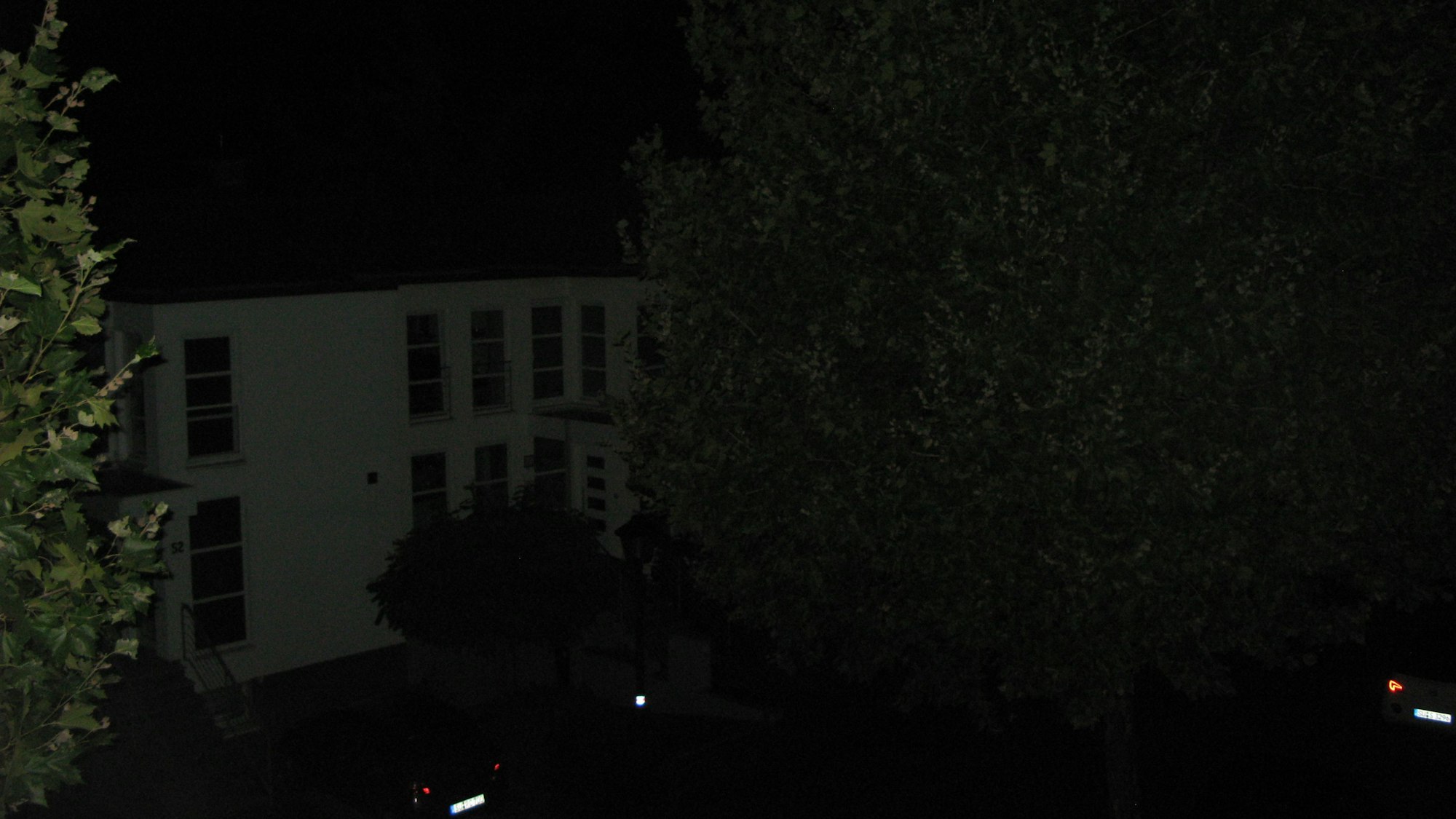 Die Straßenlaterne ist abgeschaltet, es herrscht tiefe Dunkelheit.