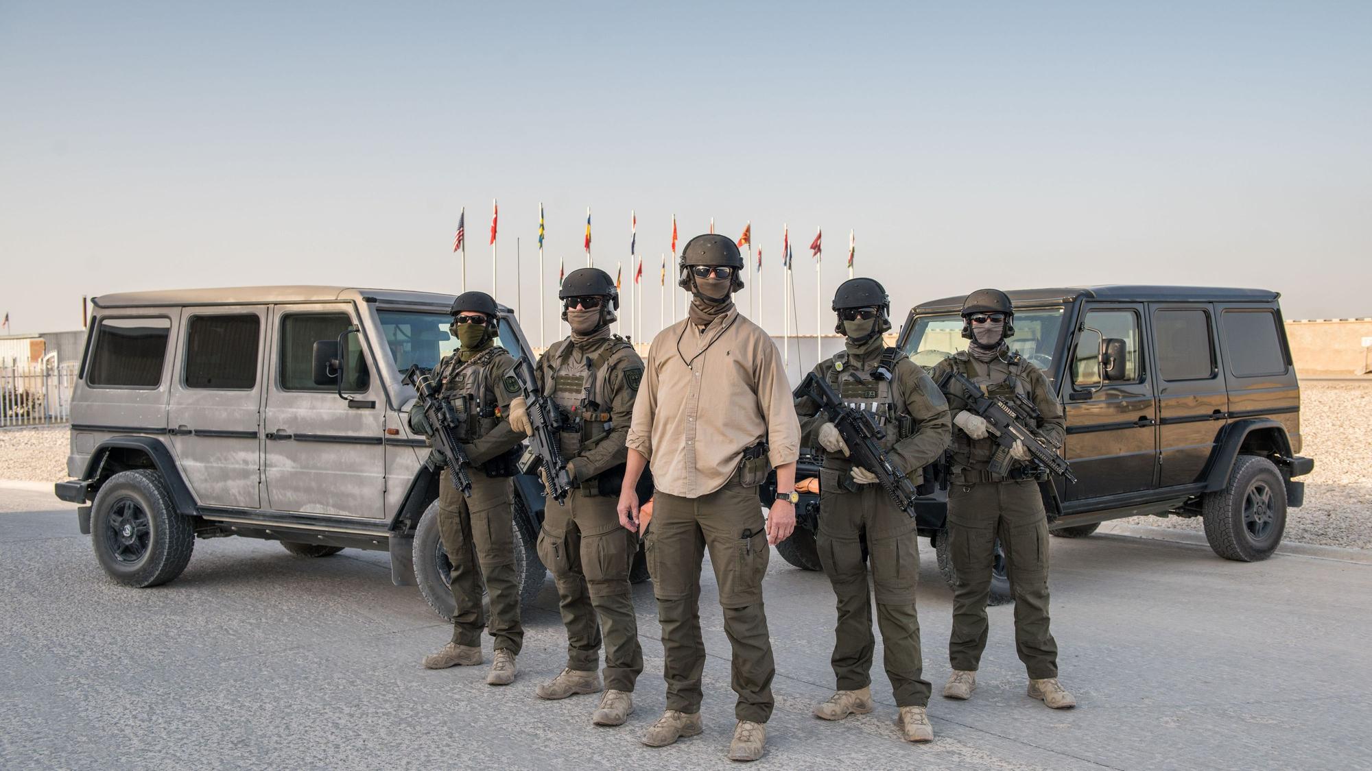 Ein martialisches Bild zeigt vermummte Soldaten mit Gewehren.
