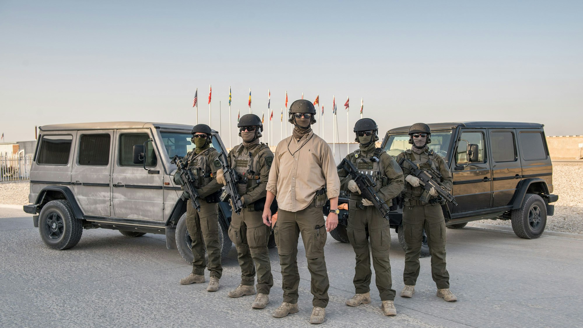 Ein martialisches Bild zeigt vermummte Soldaten mit Gewehren.