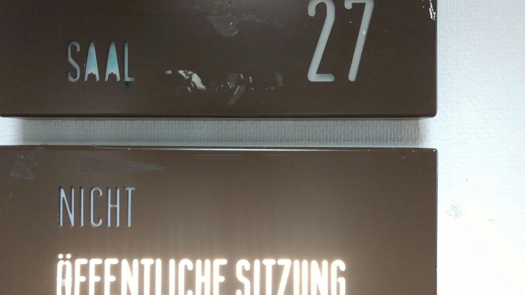 Schild am Eingang zum Gerichtssaal im Landgericht Köln.