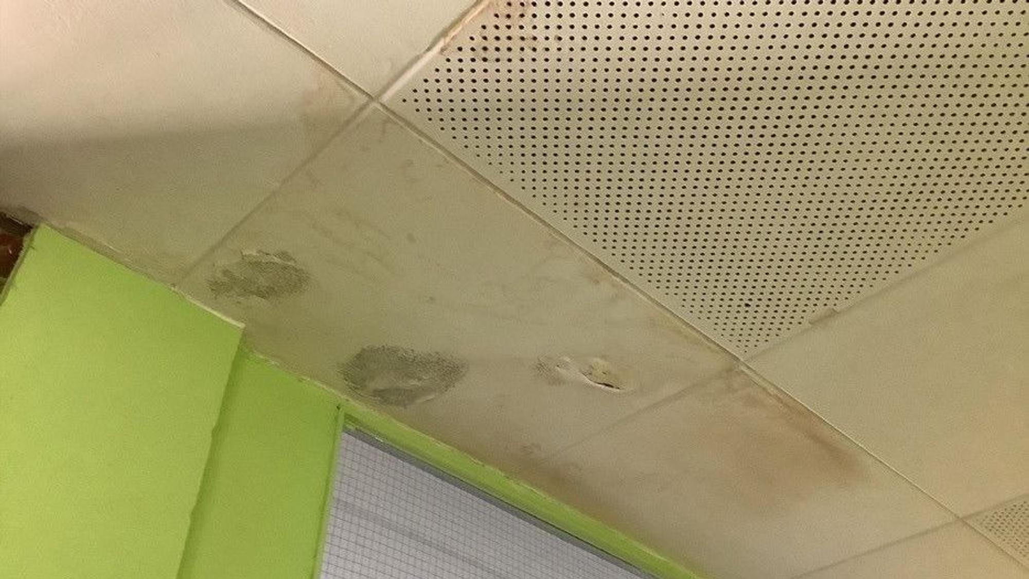 Auf dem Bild ist eine undichte Decke mit Feuchtigkeitsflecken zu sehen.