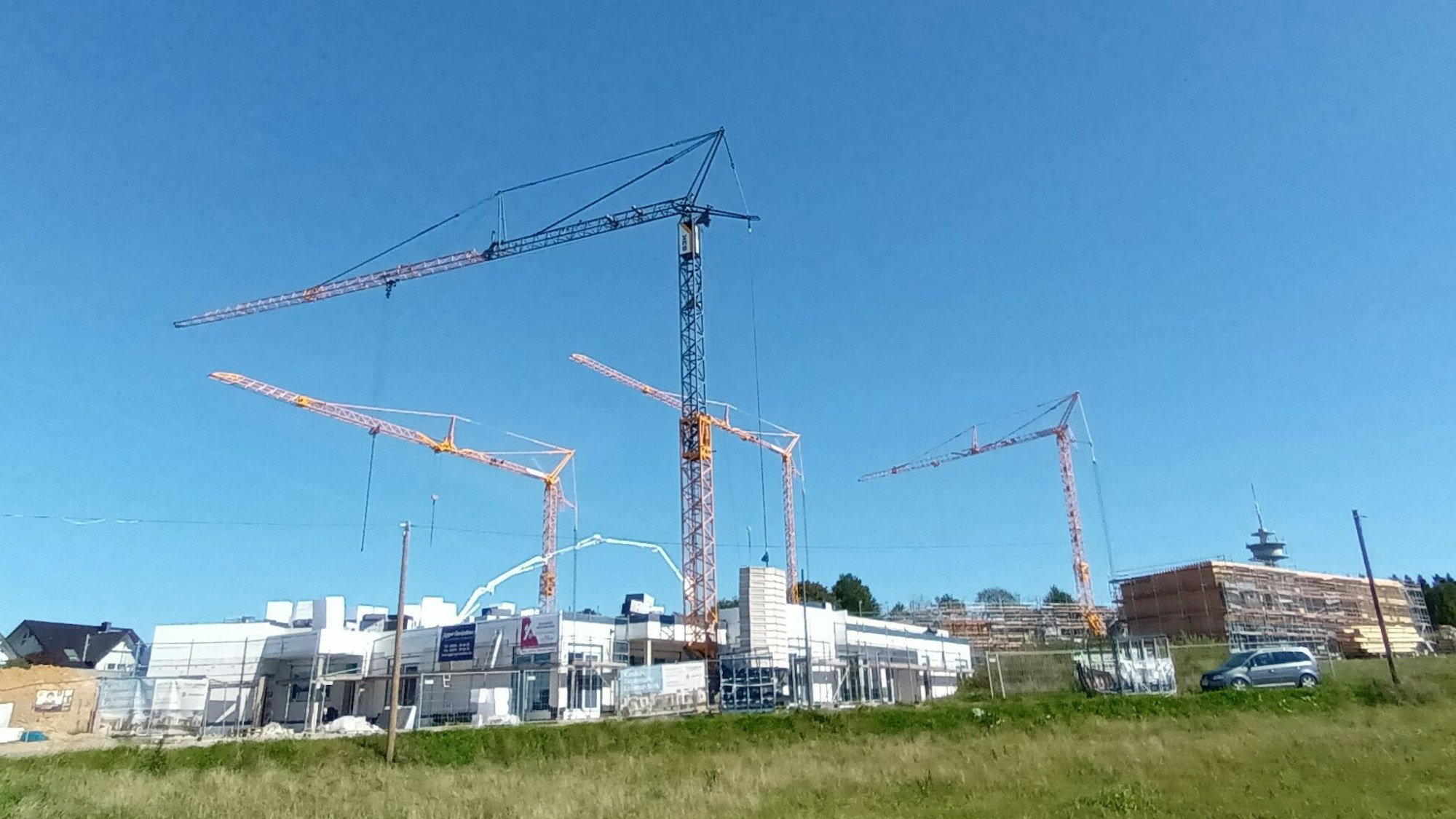 Baustelle mit vier Kränen und Funkturm im Hintergrund