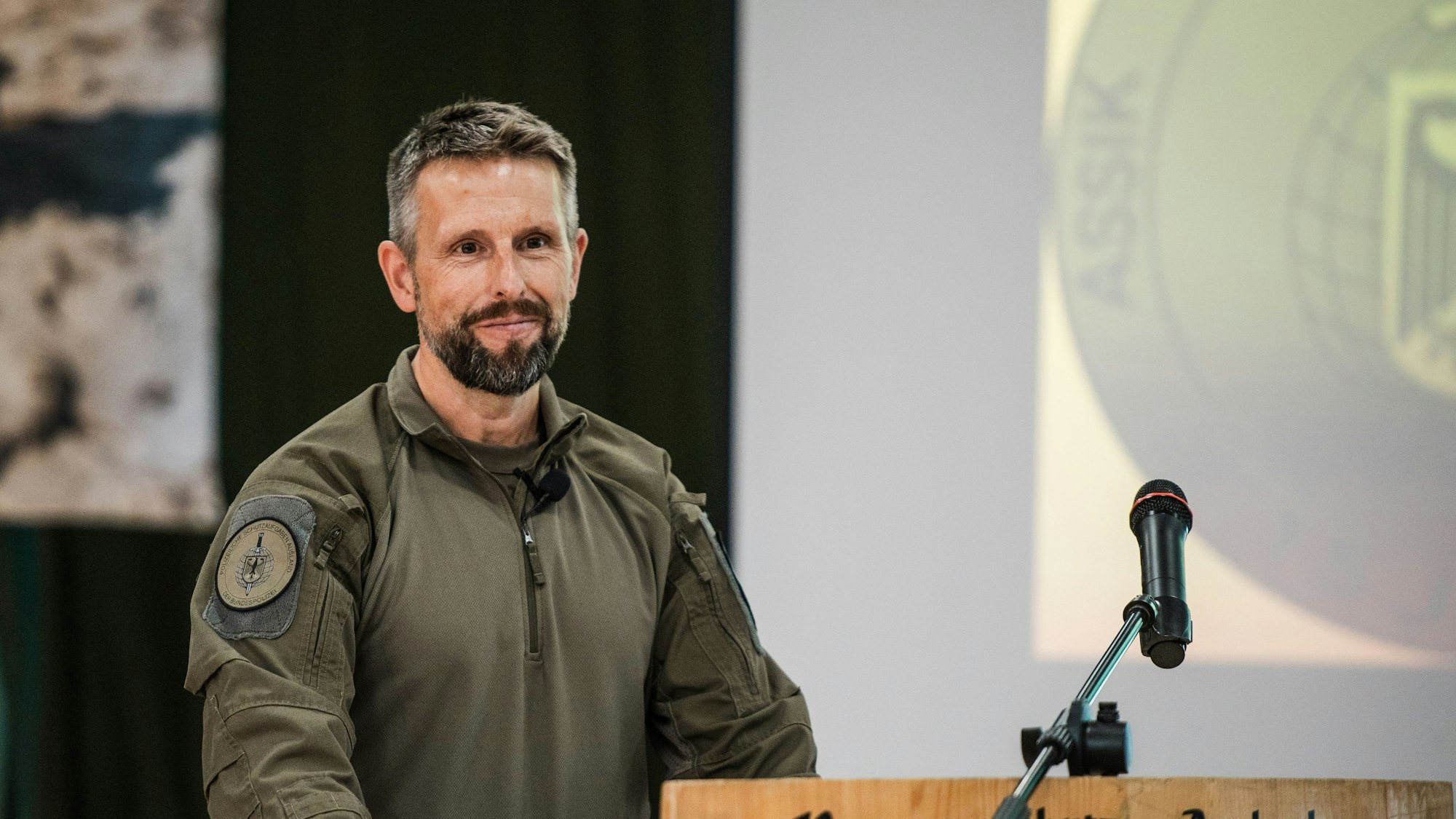 Ein Mann in Uniform hält eine Rede.