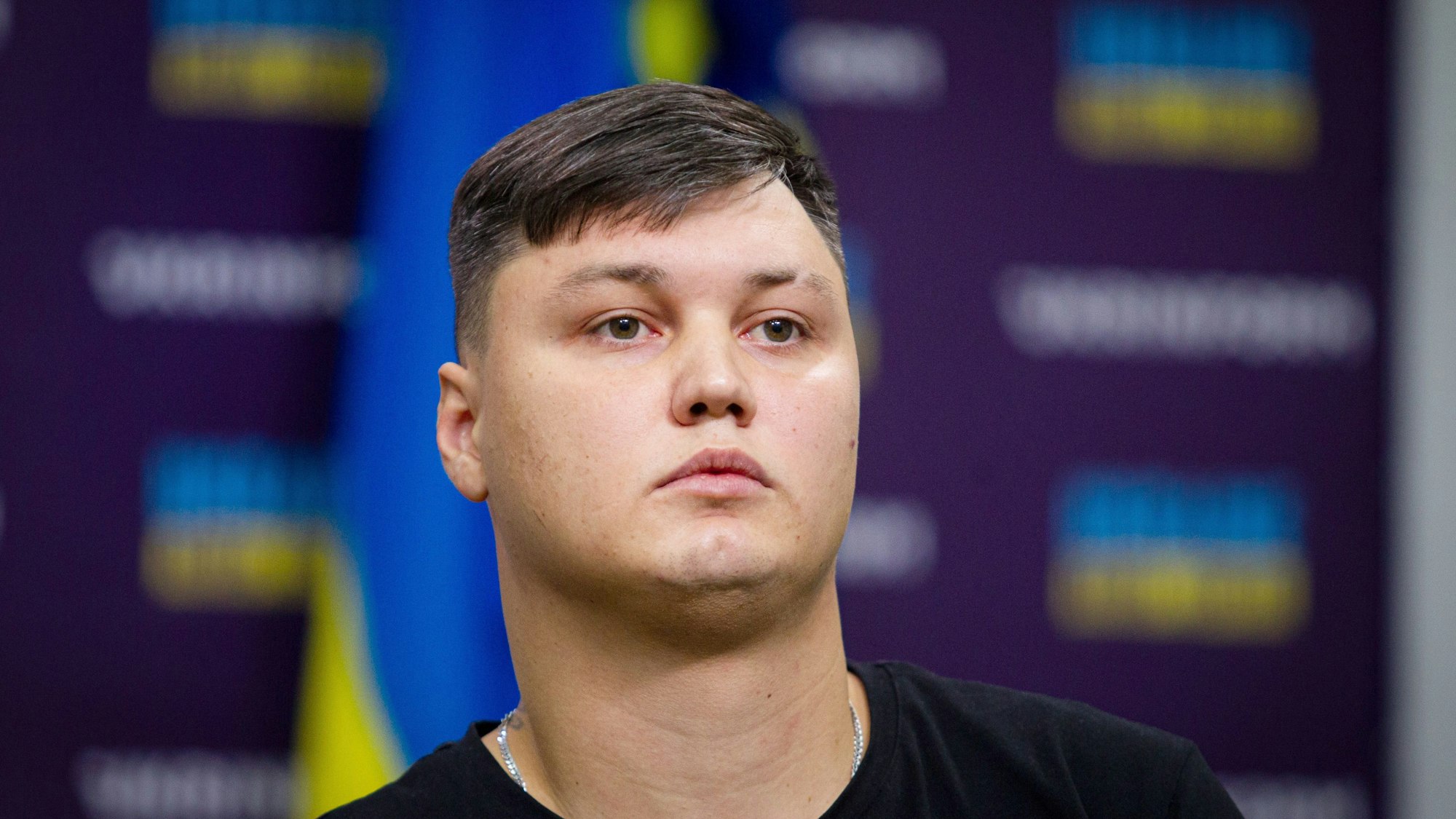 05.09.2023, Ukraine, Kiew: Ein übergelaufener russischer Pilot nimmt an einer Pressekonferenz teil. In der Ukraine soll ein übergelaufener russischer Pilot, der einen Mi-8-Hubschrauber den Streitkräften Kiews übergeben hat, eine Prämie von einer halben Million US-Dollar (rund 463 000 Euro) erhalten. Foto: -/Ukrinform/dpa +++ dpa-Bildfunk +++